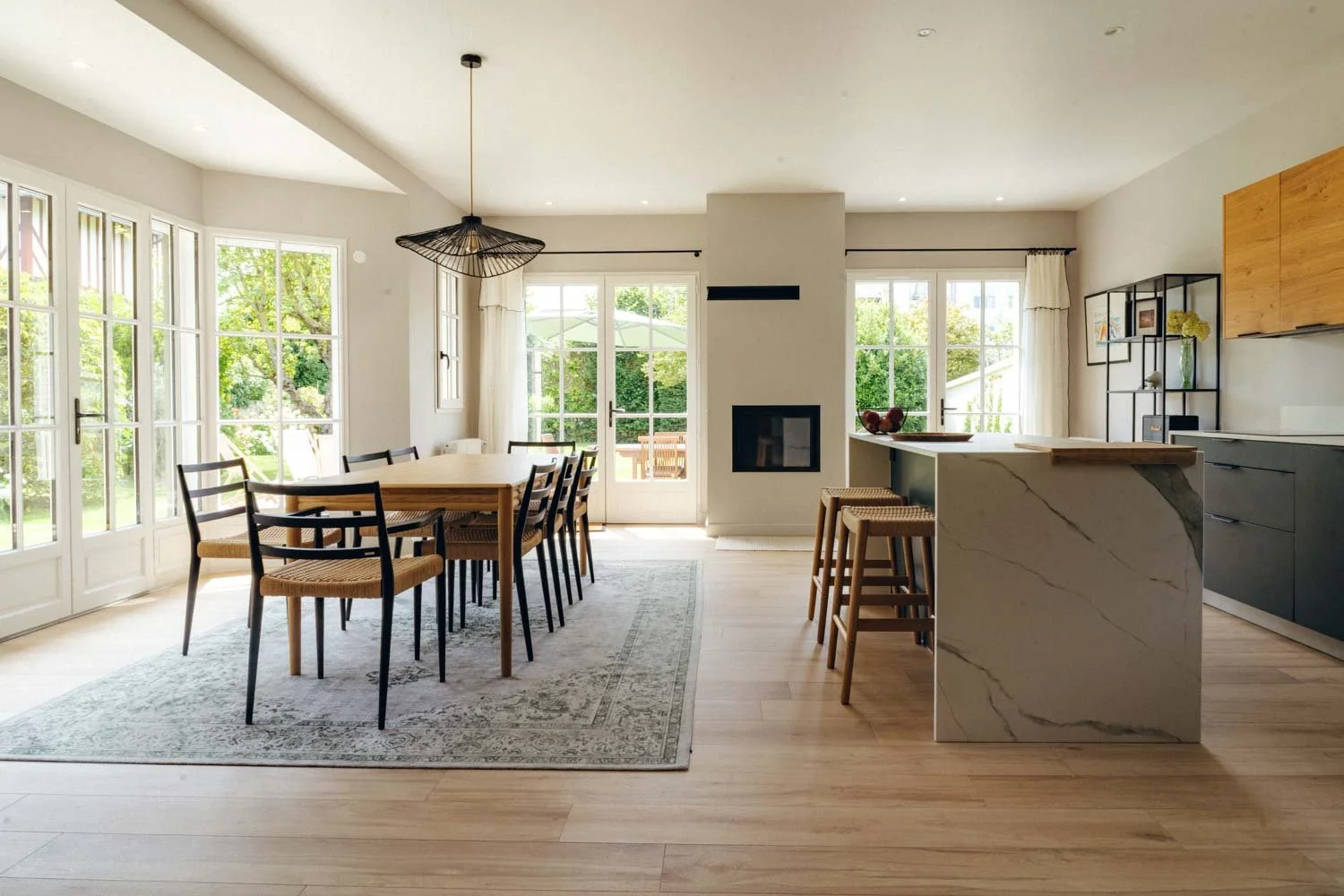 Cuisine ouverte avec îlot central dans une maison rénovée en Normandie