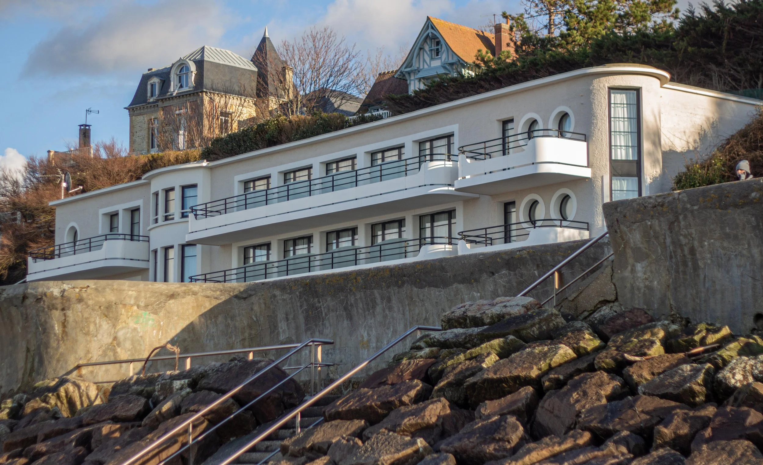 Rénover un hôtel en Normandie : tendances et bonnes pratiques