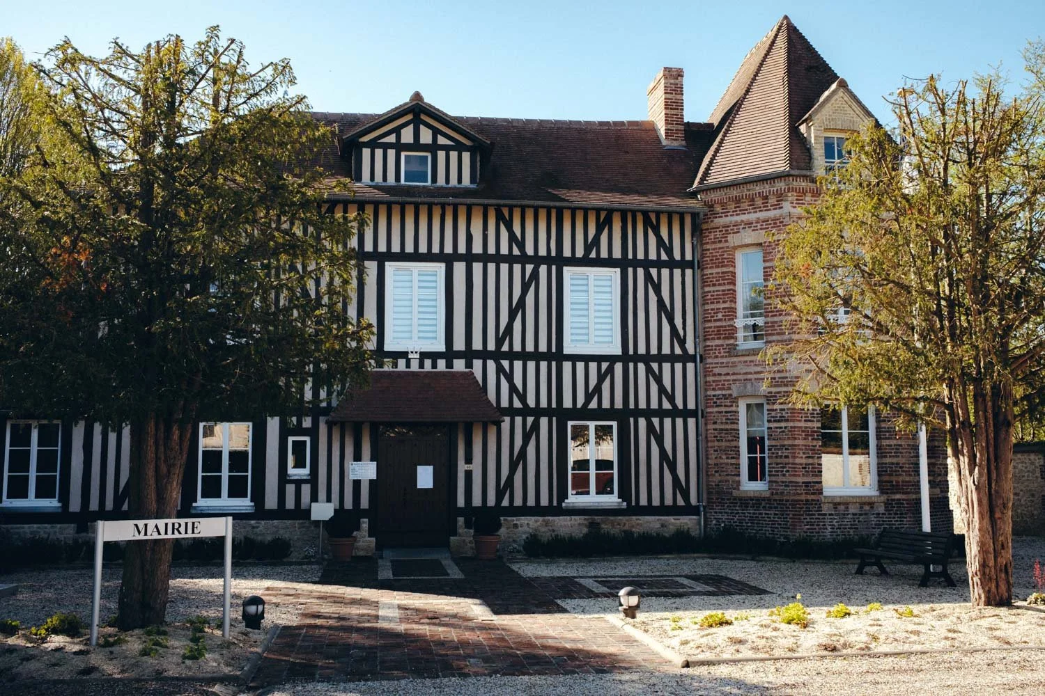 Mairie de Tourgéville et architecture traditionnelle à colombages