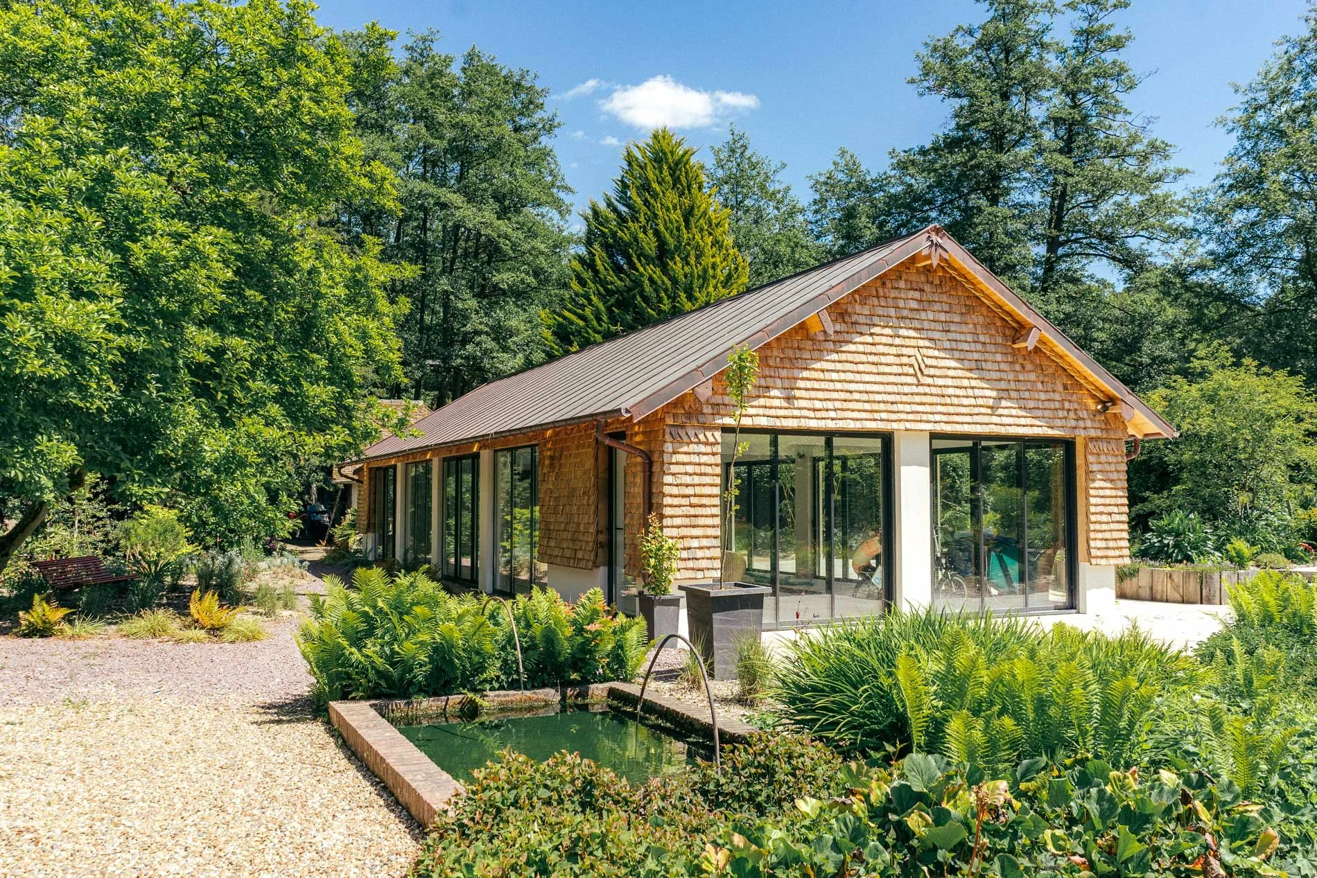 Architecture contemporaine en Normandie par Hemon Architectes, maison en bois intégrée au paysage, conception durable, lumière naturelle, matériaux biosourcés, projet architectural sobre et sensible