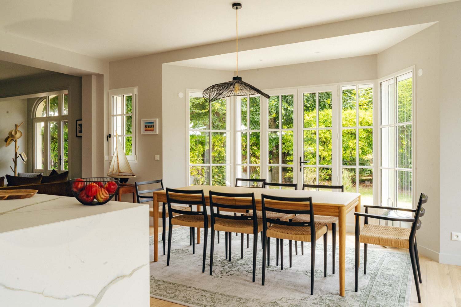 Salle à manger largement ouverte sur le jardin
