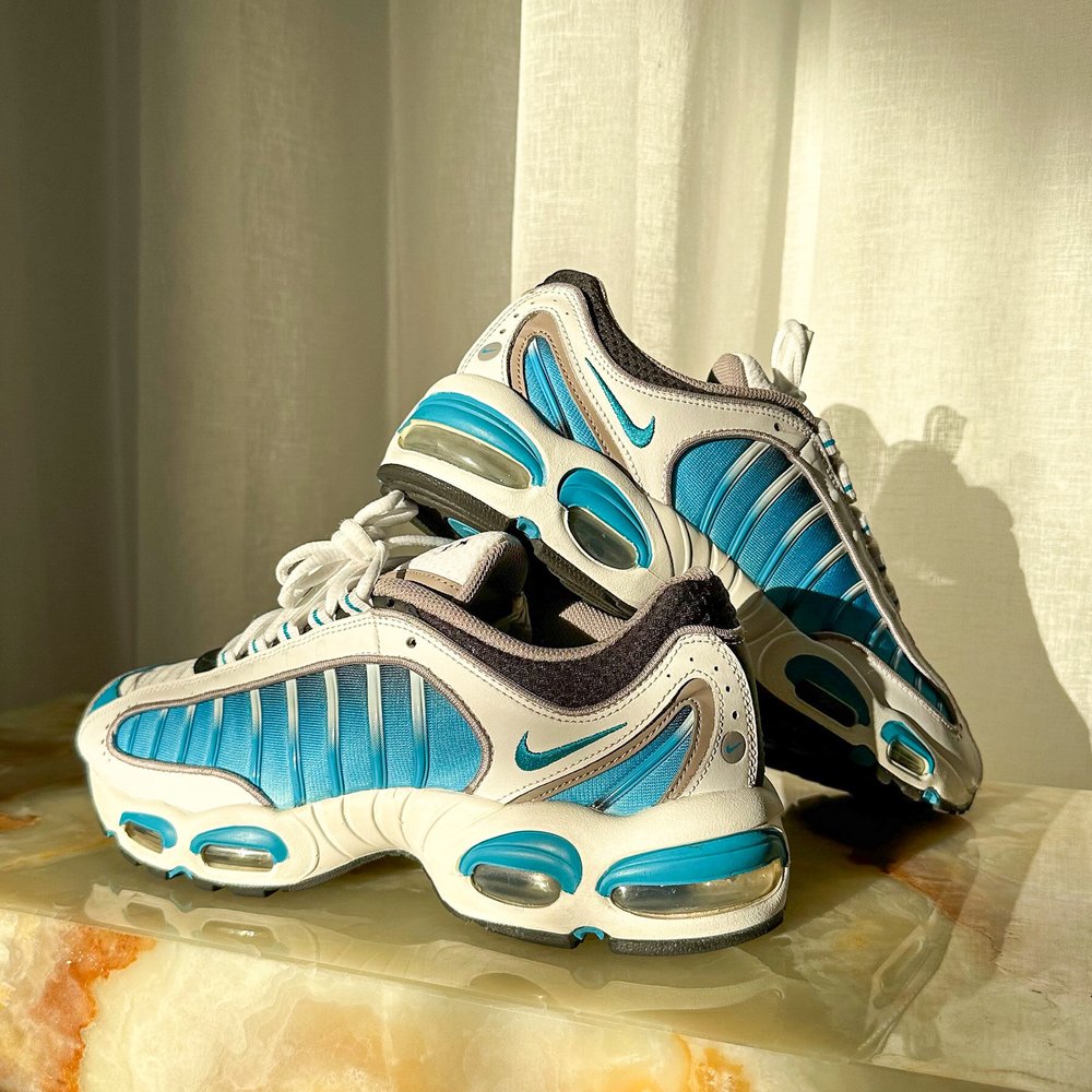 Tailwind IV 'Laser Blue' — THE SWAVES