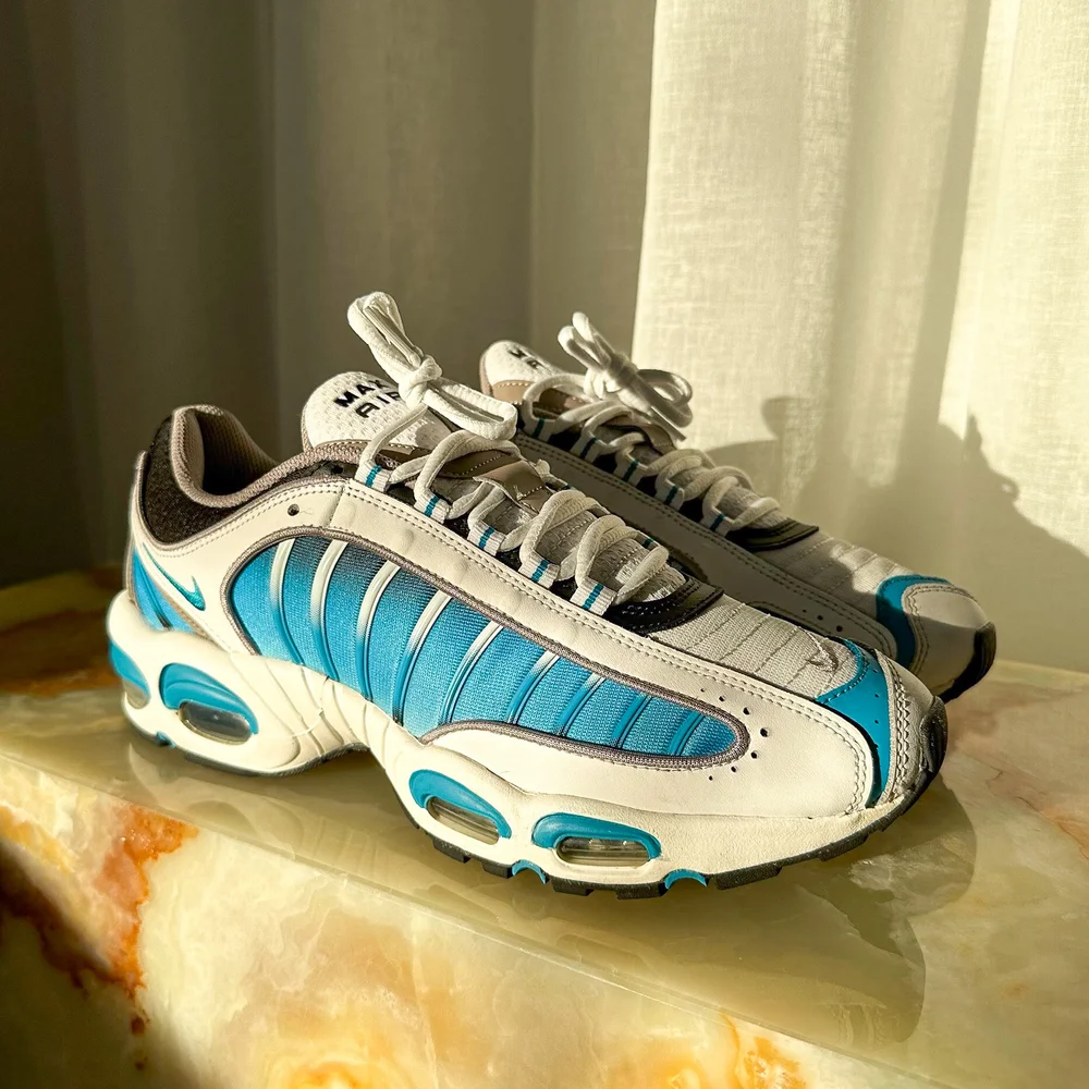 Tailwind IV 'Laser Blue' — THE SWAVES