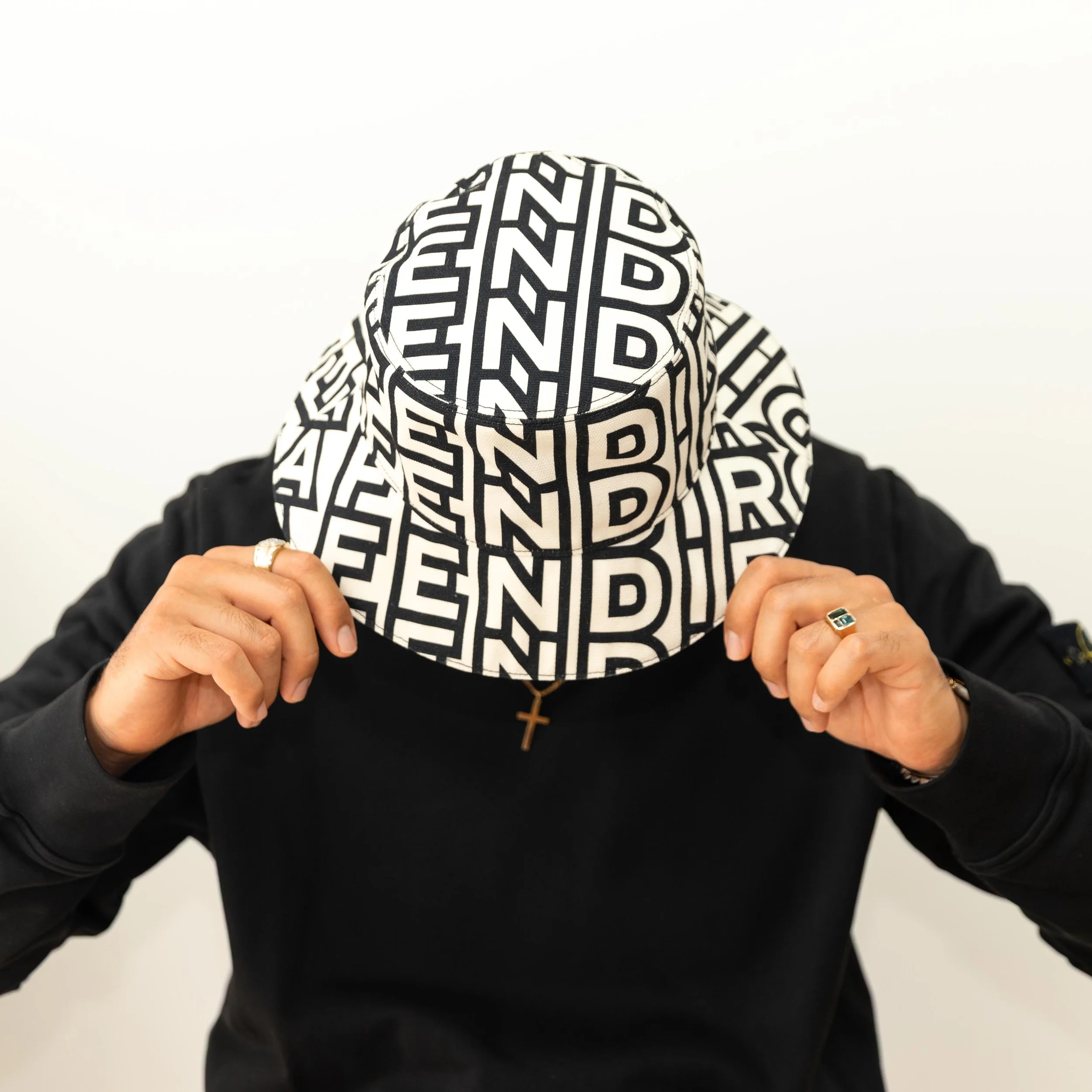 Fendi Roma Spellout Bucket Hat - White / Black