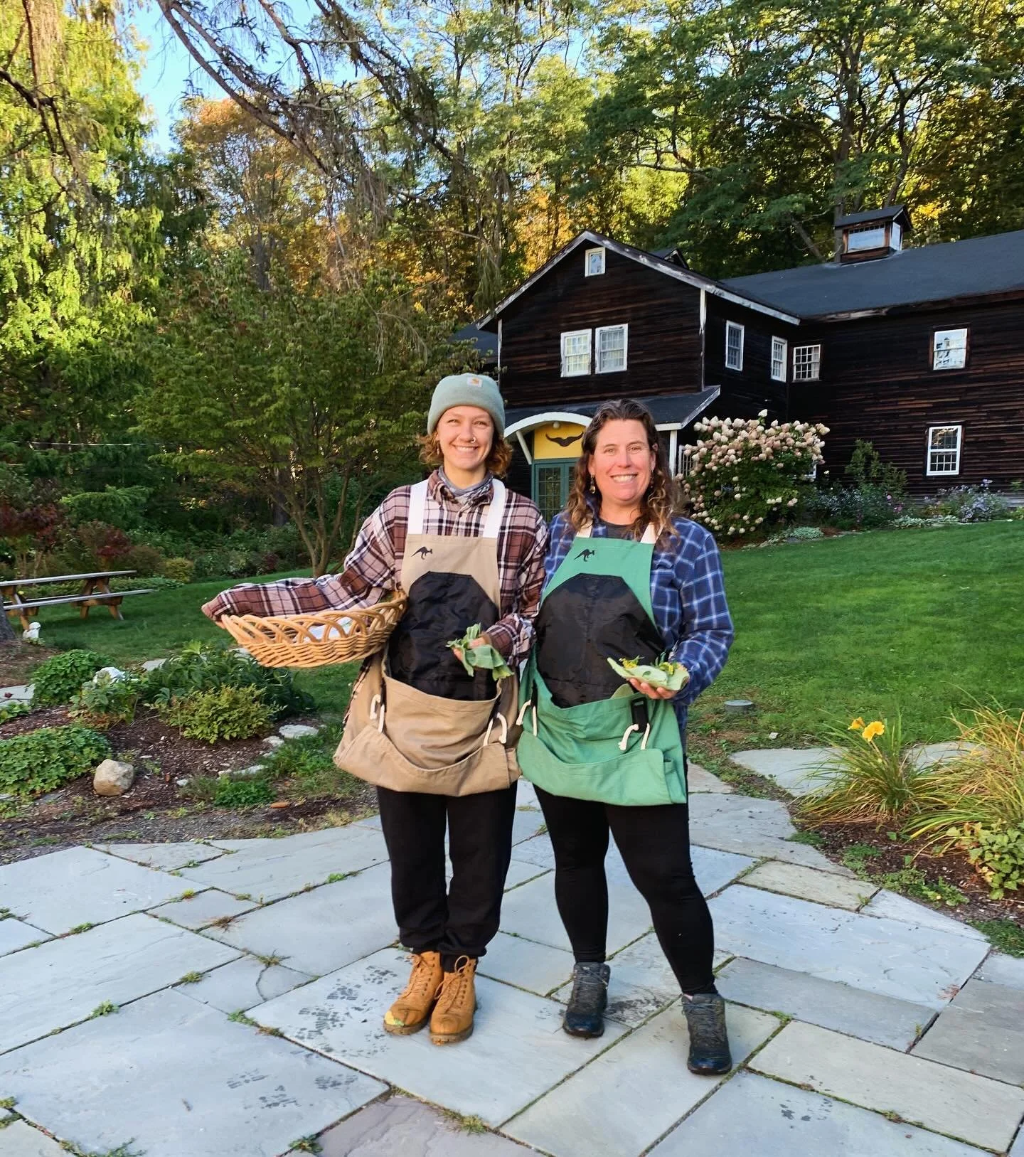 Not only has the garden crew had dreamy weather for harvesting, but they know a thing or two about fashion as well 🌿