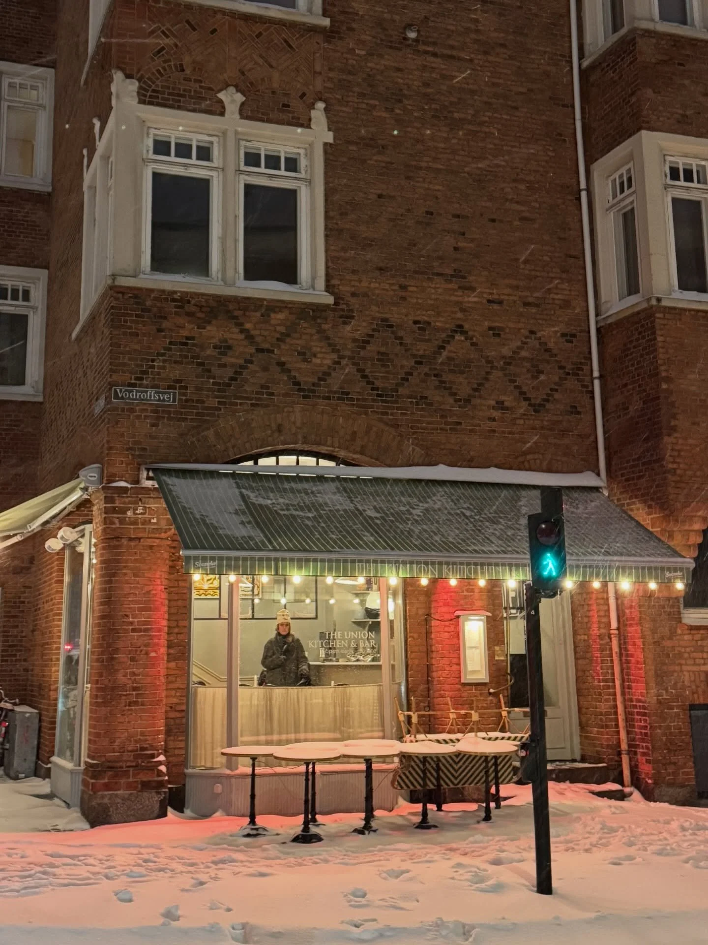 Winter wonderland im Copenhagen ❄️☃️ Not something we are used to but we love it! Perfect time to cosy up in a caf&eacute; with buns and hot chocolate. You will find our favourites in our guide (link in bio). 

(SVK)
Zimn&aacute; rozpr&aacute;vka v K