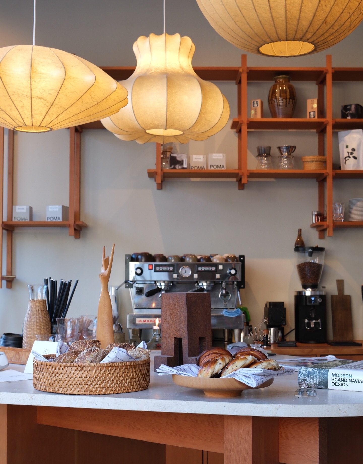 Easter break kicked off the right way - with a tasty coffee and beautiful space at @lokalcph Come here for a local vibe in the heart of Vesterbro. 

More local tips? Get our Copenhagen guide 🚲

(SVK)

Veľkonočn&eacute; pr&aacute;zdniny začat&eacute;