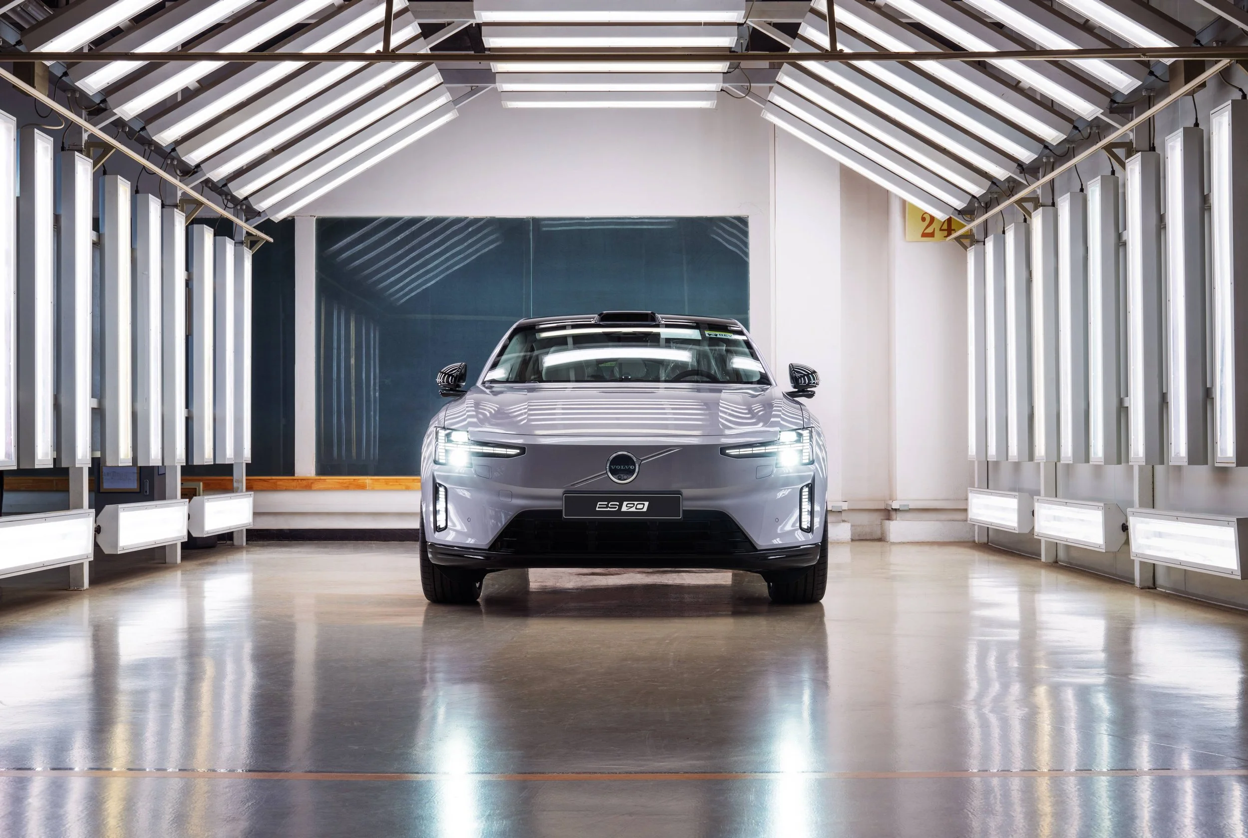 Volvo ES90 Enters Production: Electric Saloon for Europe