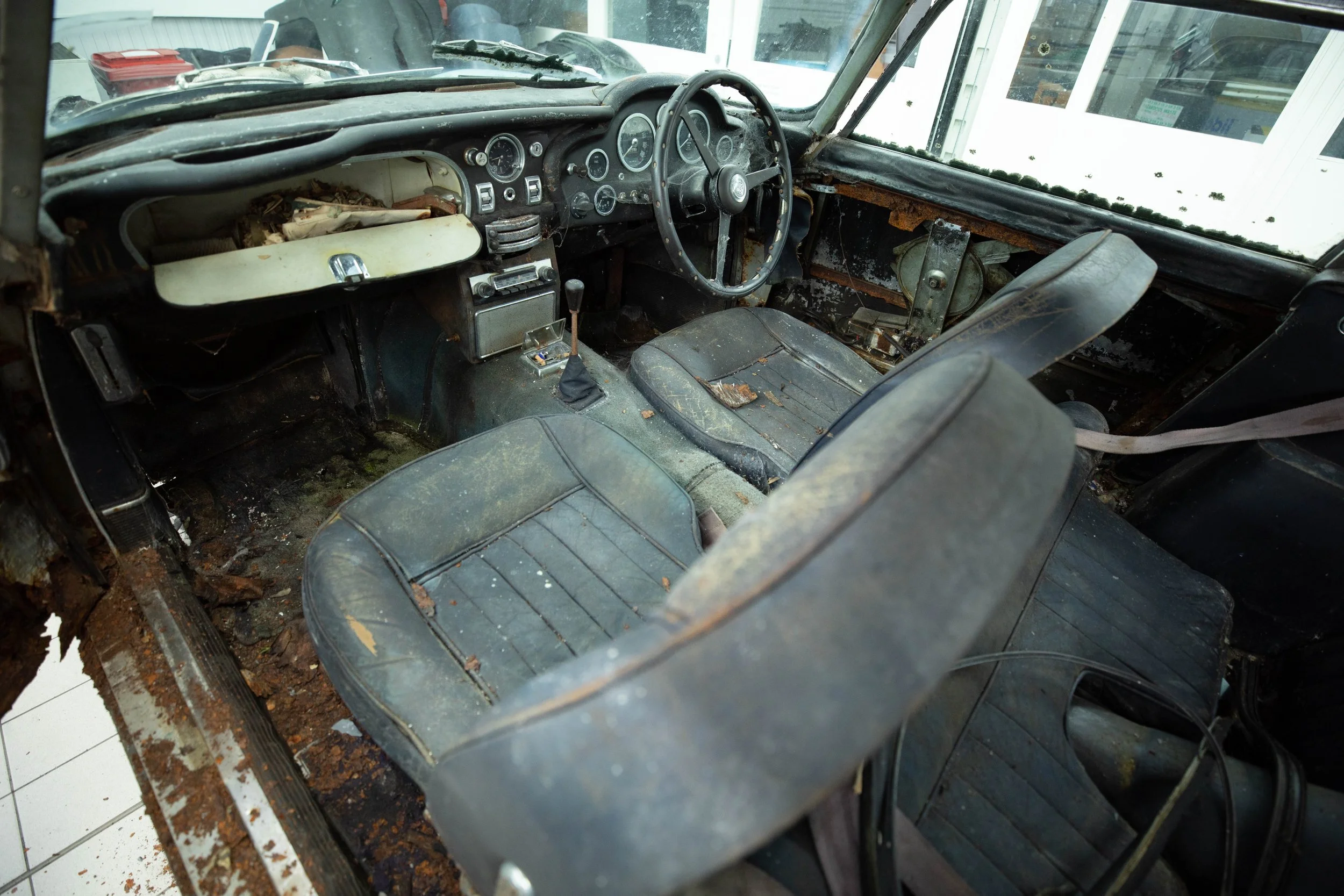 Mr and Mrs Williams' 1965 DB5 Vantage pre-restoration in 2022 (10).jpg