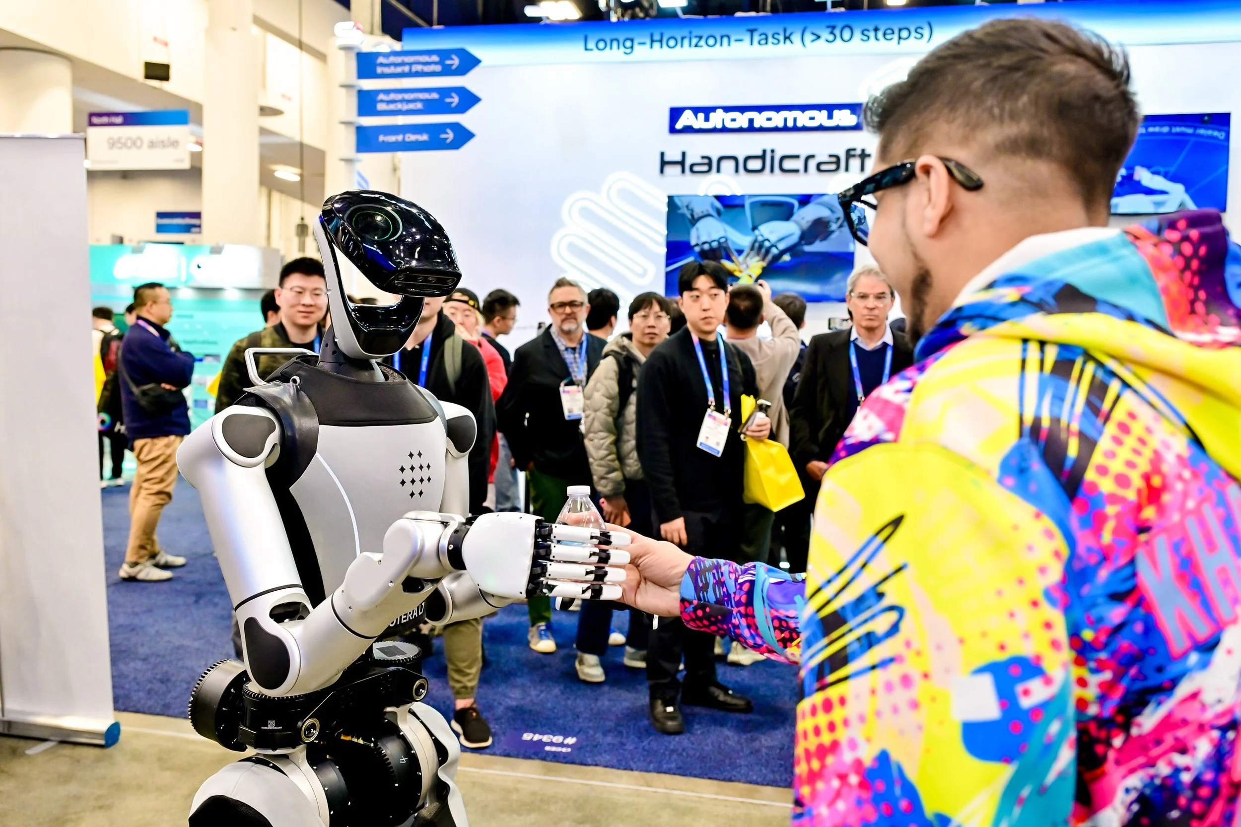 ROBOTERA at CES 2026: L7 Humanoid Robot, Q5, XHAND1