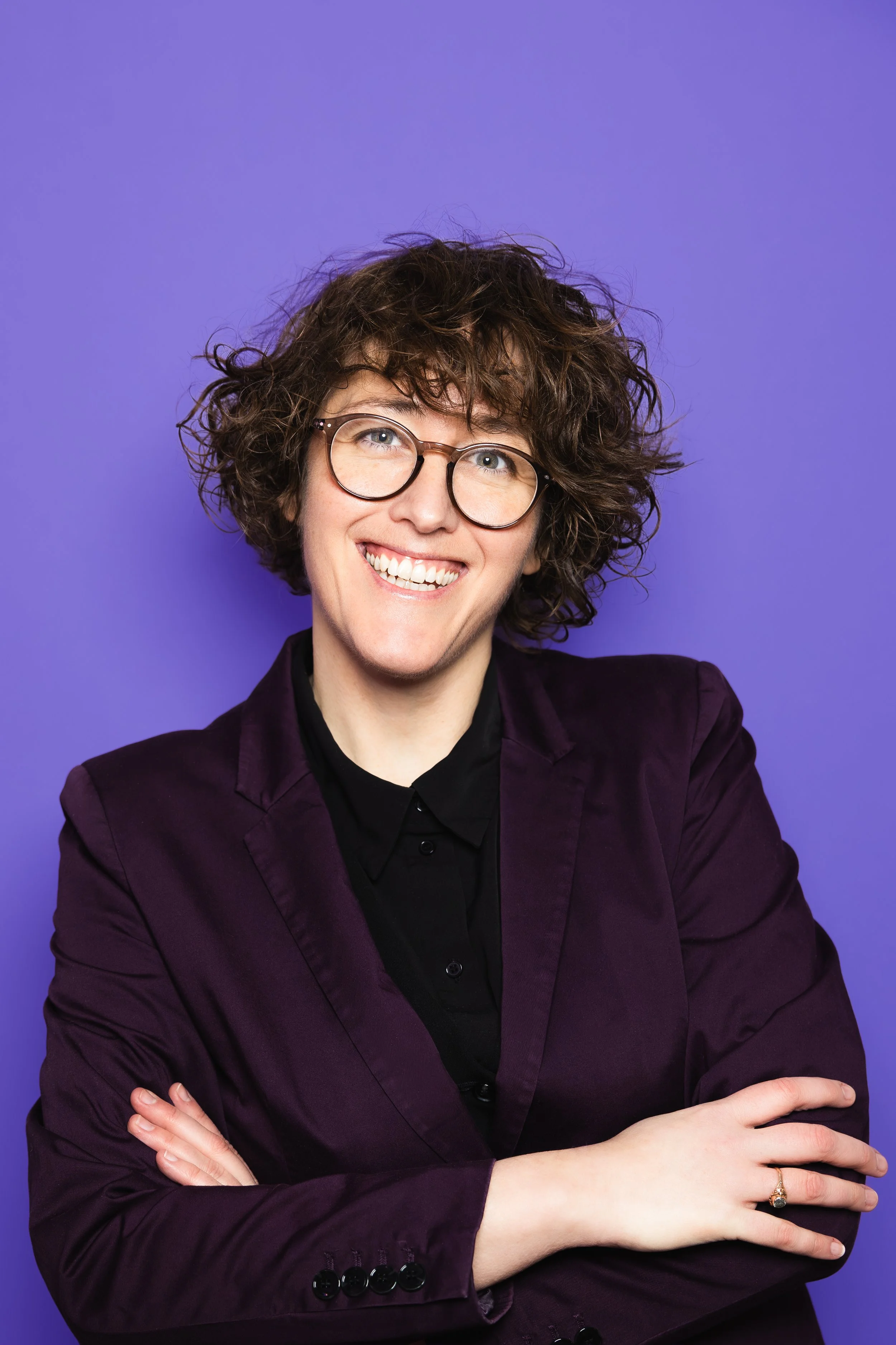 Oktavía brosandi með gleraugu og dökkt hár