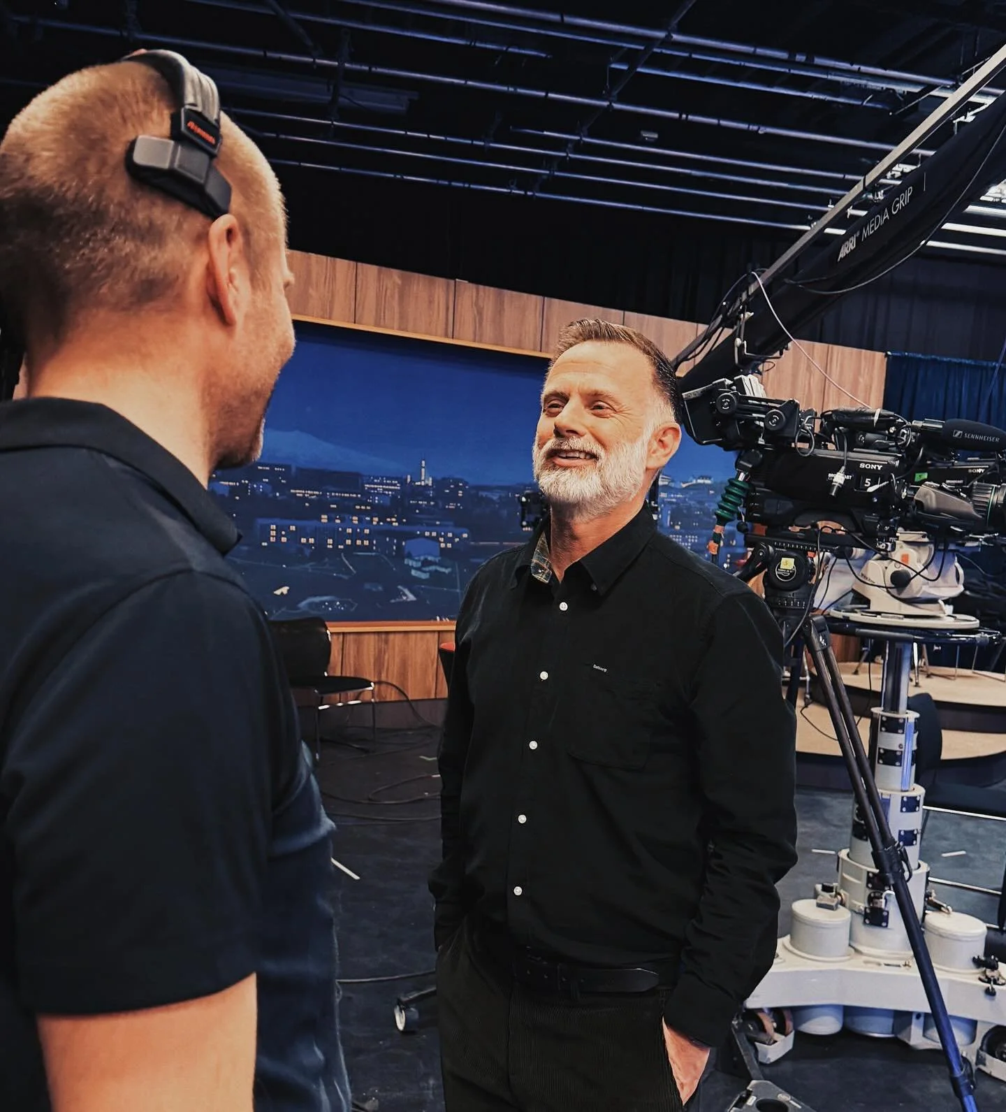 Kappr&aelig;&eth;ur S&yacute;nar hefjast &iacute; beinni &uacute;tsendingu kl 19:30 og standa fram eftir kv&ouml;ldi. Kiddi er b&uacute;inn a&eth; huglei&eth;a vel fyrir kv&ouml;ldi&eth; og rei&eth;ub&uacute;inn a&eth; takast &aacute; vi&eth; hina od