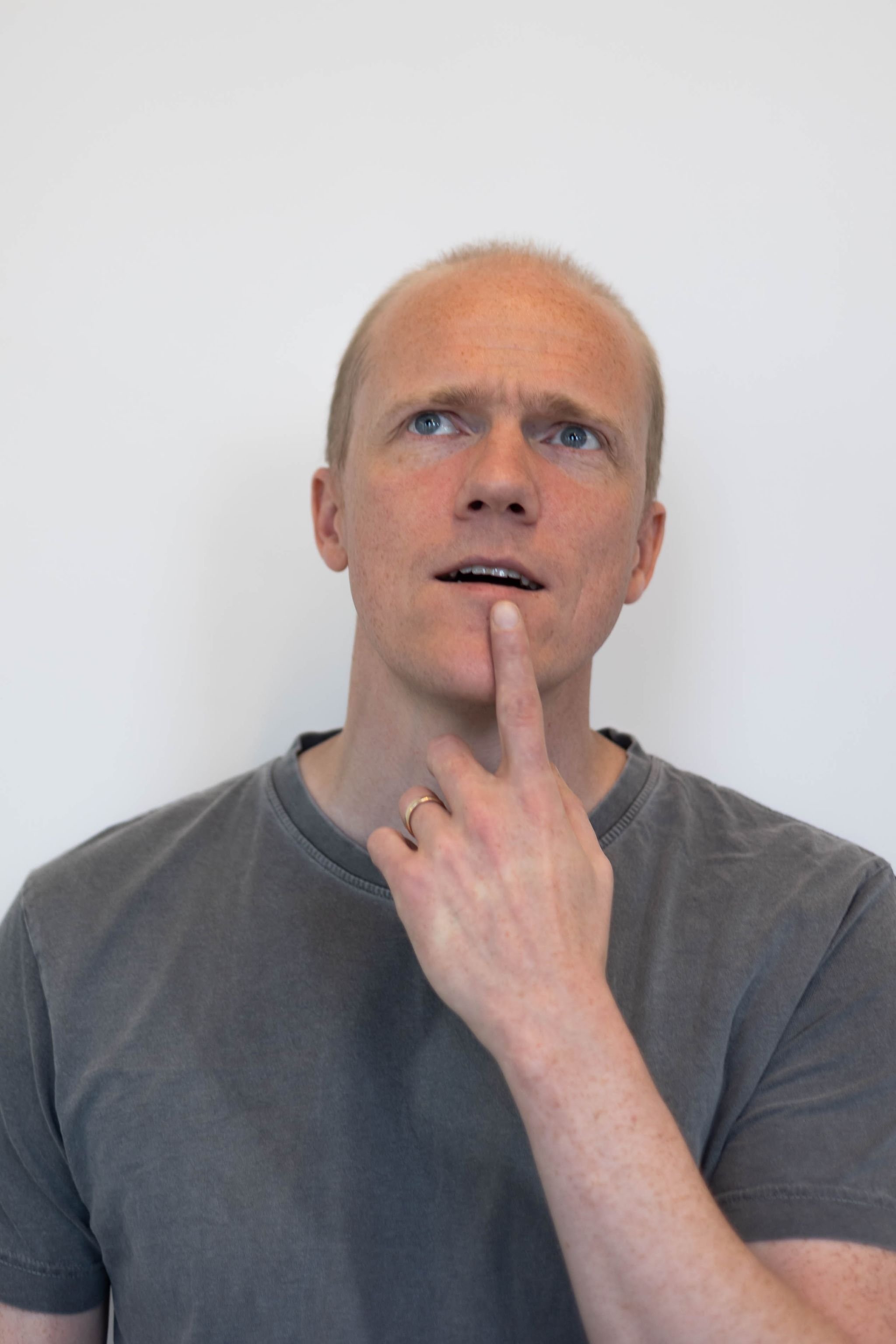 mynd af Kristján Páll Kolka hugsandi með fingur á vör horfandi upp á við.