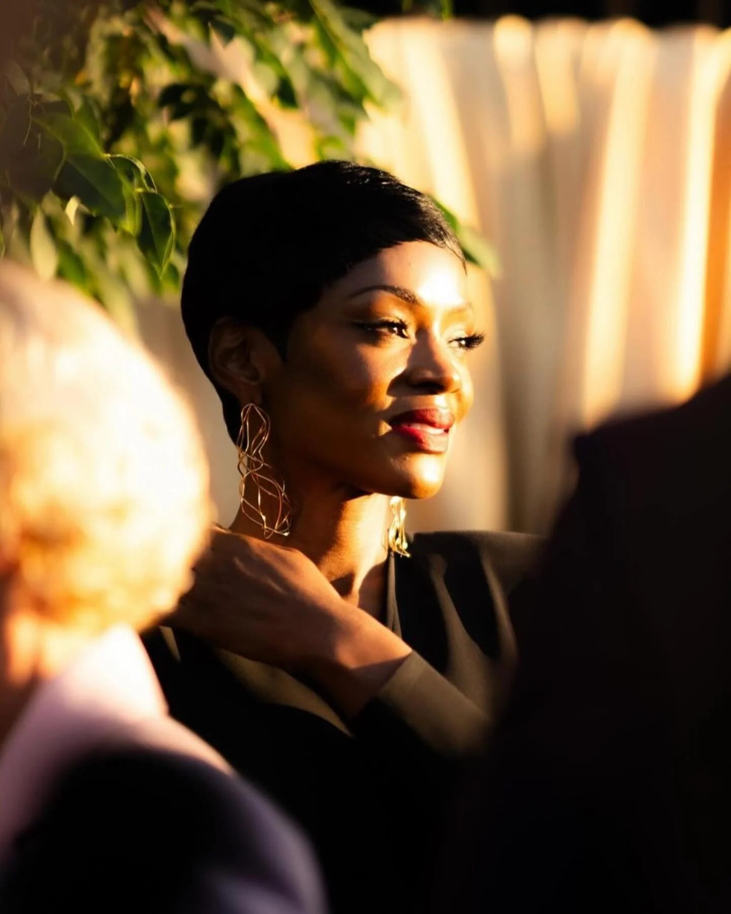 Regal Queen @carolinechikezie seen wearing our MARI earrings while gracing the @legacyawardsca black carpet 🤩 Styled by @christal.a.williams ✨Earrings now available online ✨
.
.
.
#scylaboyerjewelry #jewelry #earrings #statementearrings #goldearring