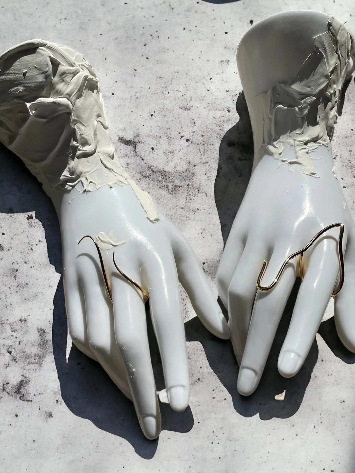 Our AIAH single finger ring and KANI double finger rings are available online.

Available both in 14k and 18k solid gold 💫
.
.
.
#scylaboyerjewelry #jewelry #ring #statementring #goldearrings  #ring #goldring #statementjewelry #art #design #jewelryd