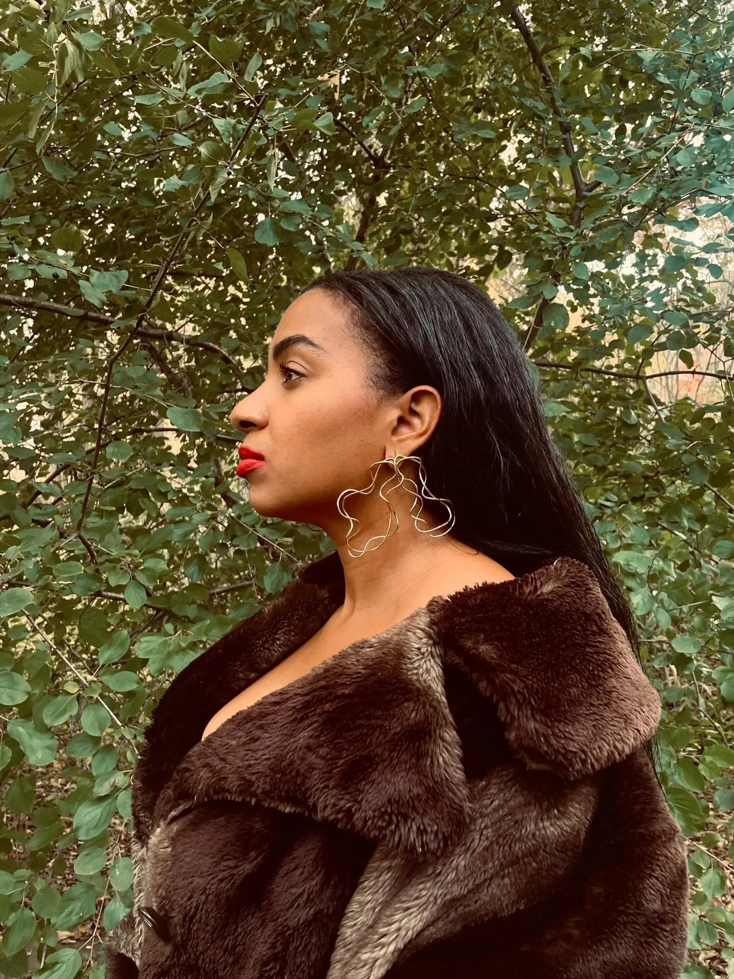 Emerged in nature with our SAIA earrings. Earrings now available online 💫
.
.
.
#scylaboyerjewelry #jewelry #earrings #statementearrings #goldearrings  #statementjewelry #art #design #jewelrydesigner #fashion #style #fashionmagazine #editorial #shop