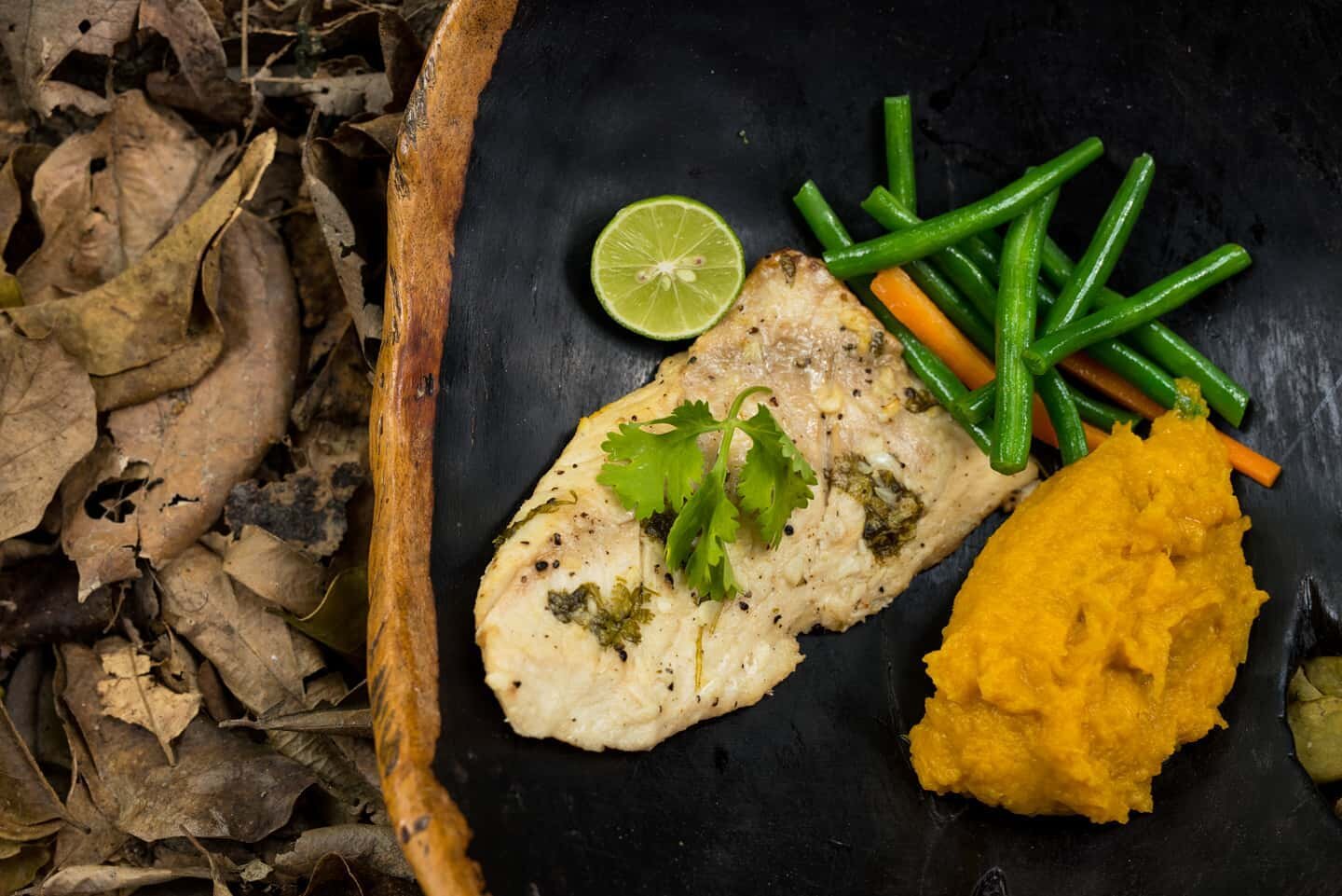 🍴🤤 Dinner time! Exploring the bush on safari certainly works up an appetite! Delicate and mild Nile Perch with buttery pumpkin mash and steamed fresh vegetables. Delicious!
.
What would you like to see on your safari menu? We're always interested i