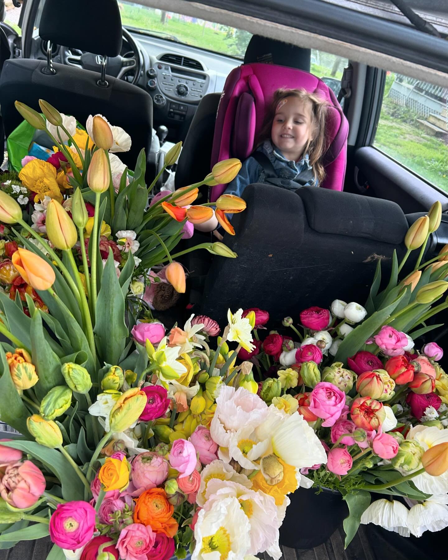 Dirt Sass Queen and her flowers on their way to school!  We&rsquo;ll see yall this Saturday, fam. Gonna be a big market weekend for Lexington and Douglass Loop. Xoxoxo
*****
#sassy #farmkid #friday #flowers #knowyourfarmer #locallygrown #farmersmarke