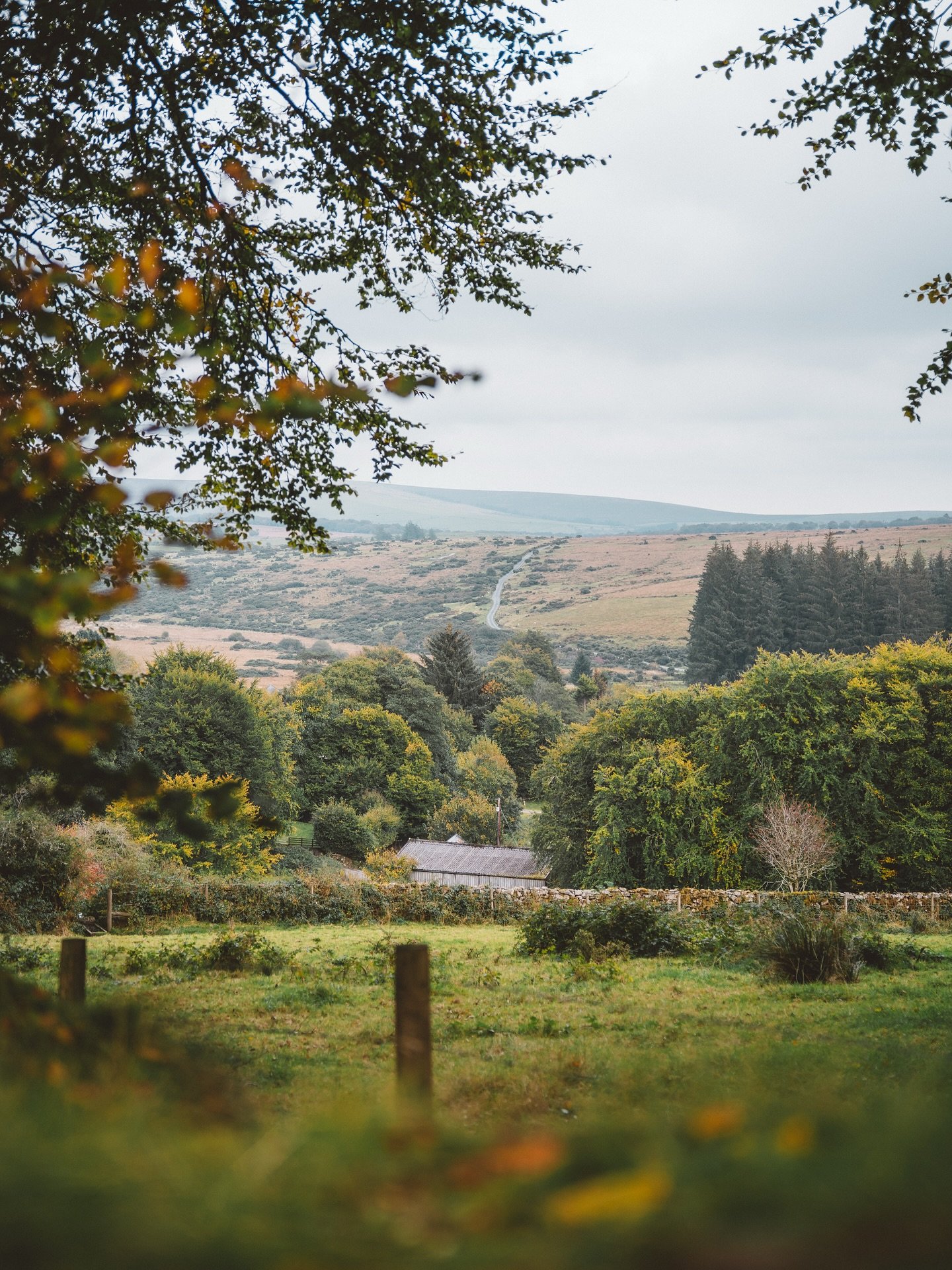 Randonner dans le Dartmoor, on a connu pire comme plan ! 🥾🌿
 
Oubliez les classiques. Direction le sud-ouest de l&rsquo;Angleterre, au c&oelig;ur du Devon : le Dartmoor National Park, un territoire brut, sauvage, et encore bien pr&eacute;serv&eacut
