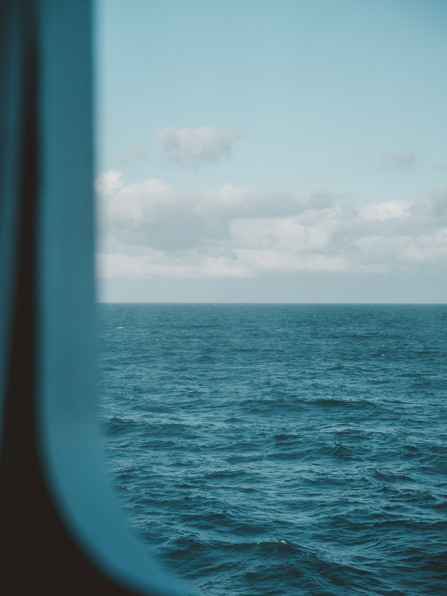 Repartir &agrave; l&rsquo;aventure, encore et toujours ✨
 
Depuis qu&rsquo;on vit en Bretagne, traverser la Manche est presque devenu une habitude&hellip; et on ne s&rsquo;en lasse pas ! Soyons honn&ecirc;tes : prendre le ferry, c&rsquo;est d&eacute;