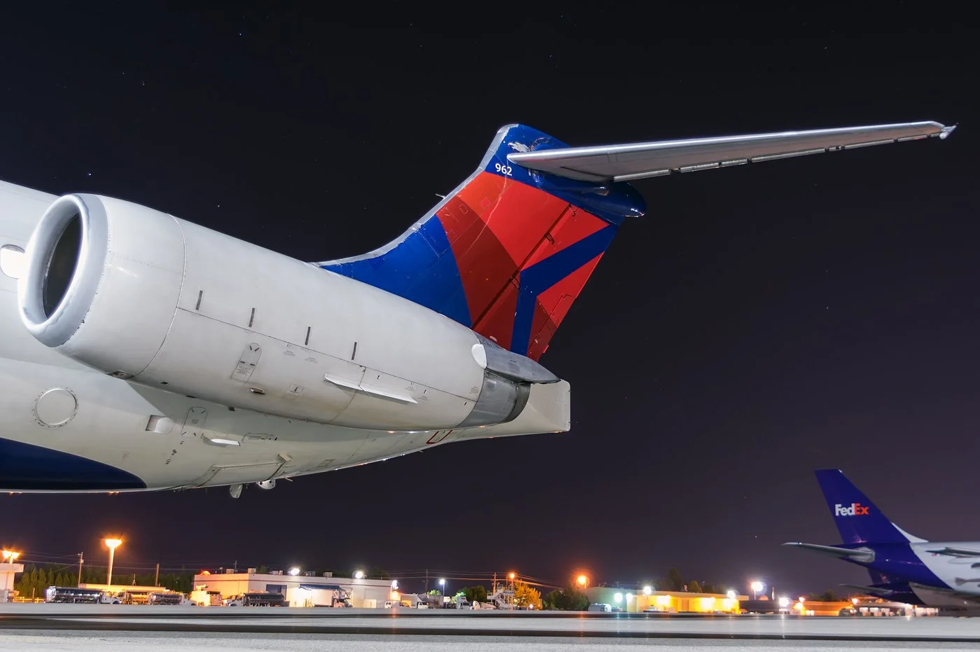 N962DLMD88.jpg
