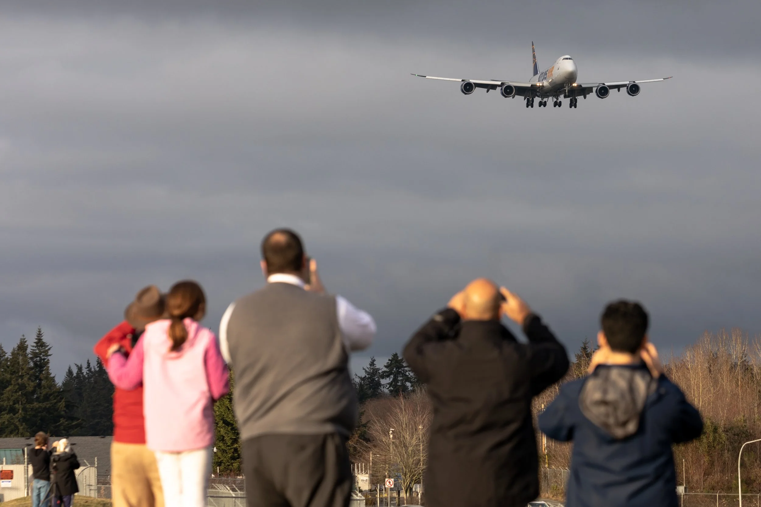 N863GT onlookers.jpg