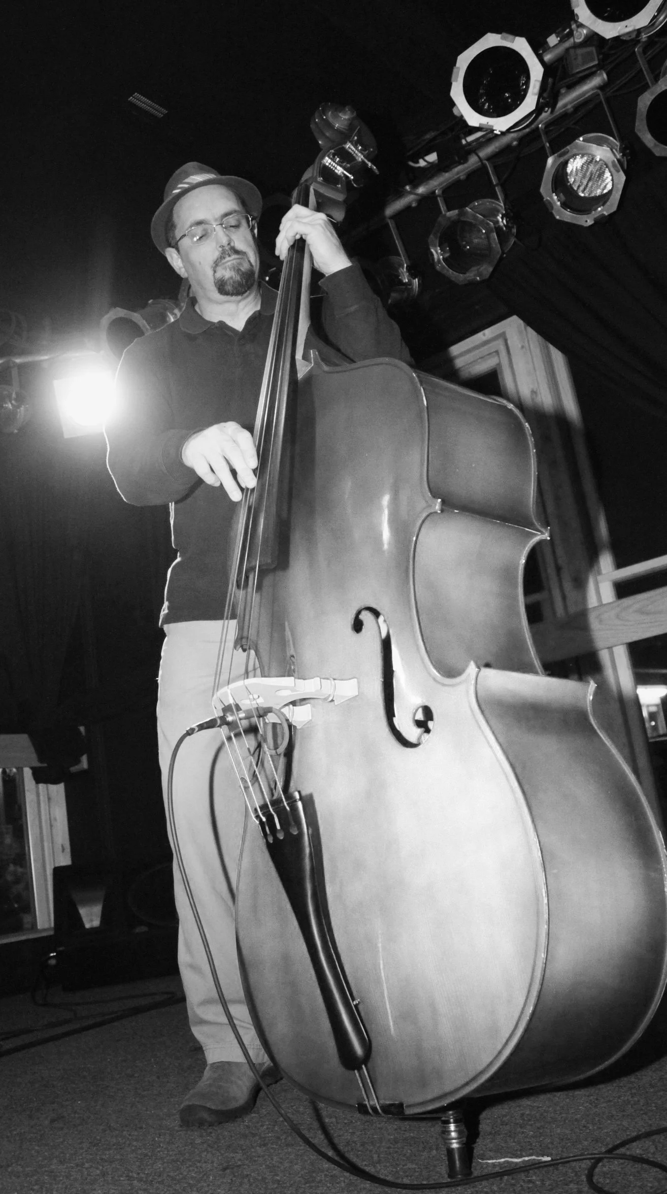 picture of arte k playing the upright bass on stage