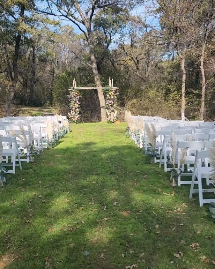 Blue skies, wildflowers, a touch of boho, ending in candlelight.....Jacob and Leah's wedding yesterday was perfect💜🌞

@bellacavallievents