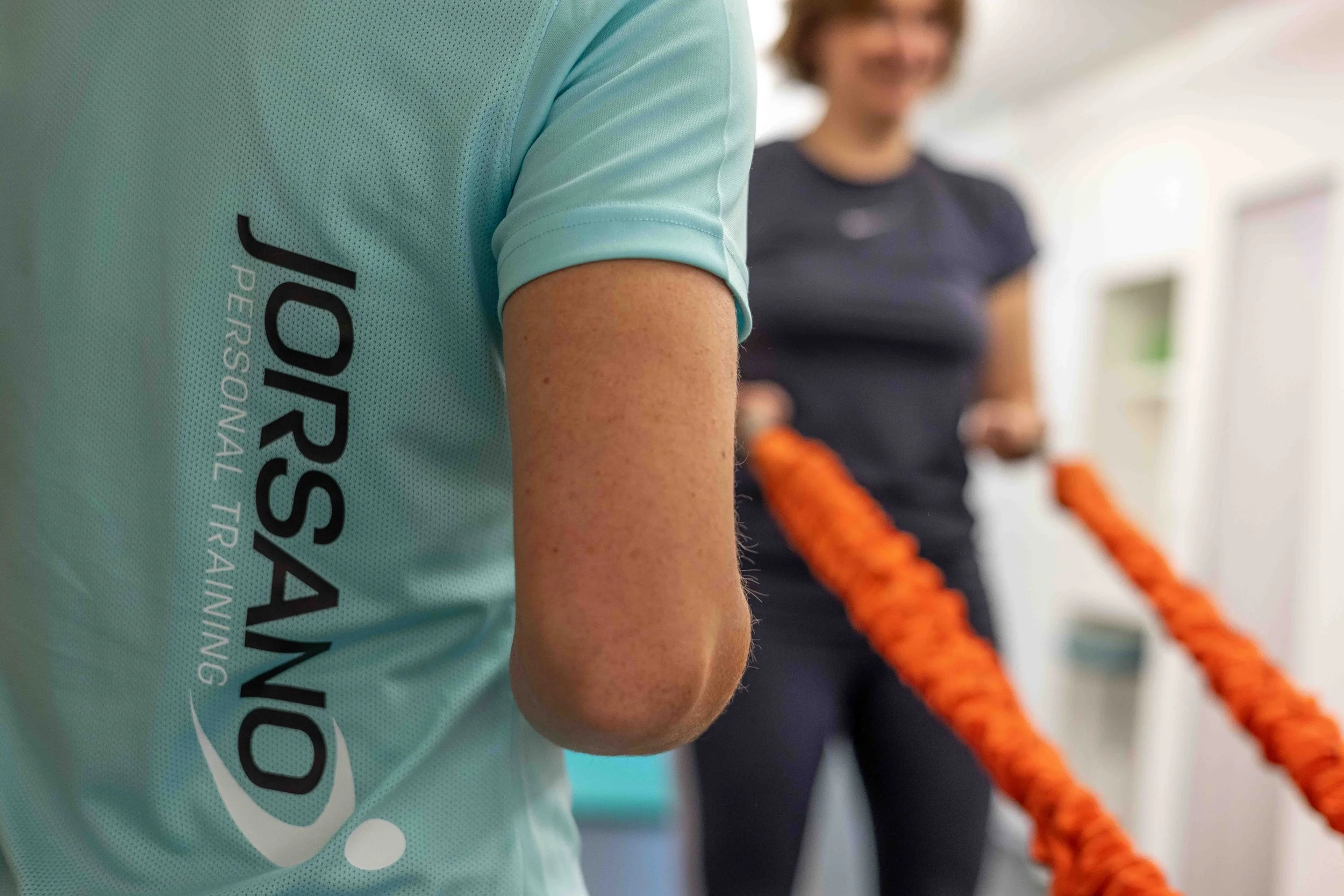 Personal trainer Jorsano poseren in studio met sportieve achtergrond