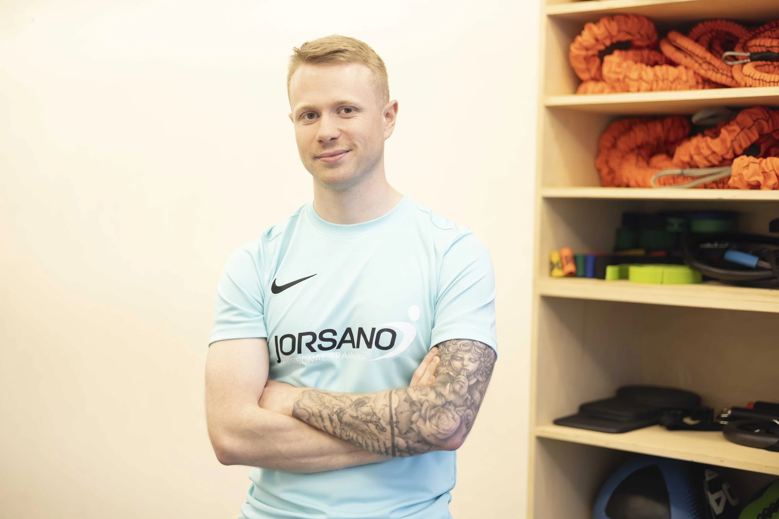 Jorsano trainer poseert in sportkledij voor personal training begeleiding