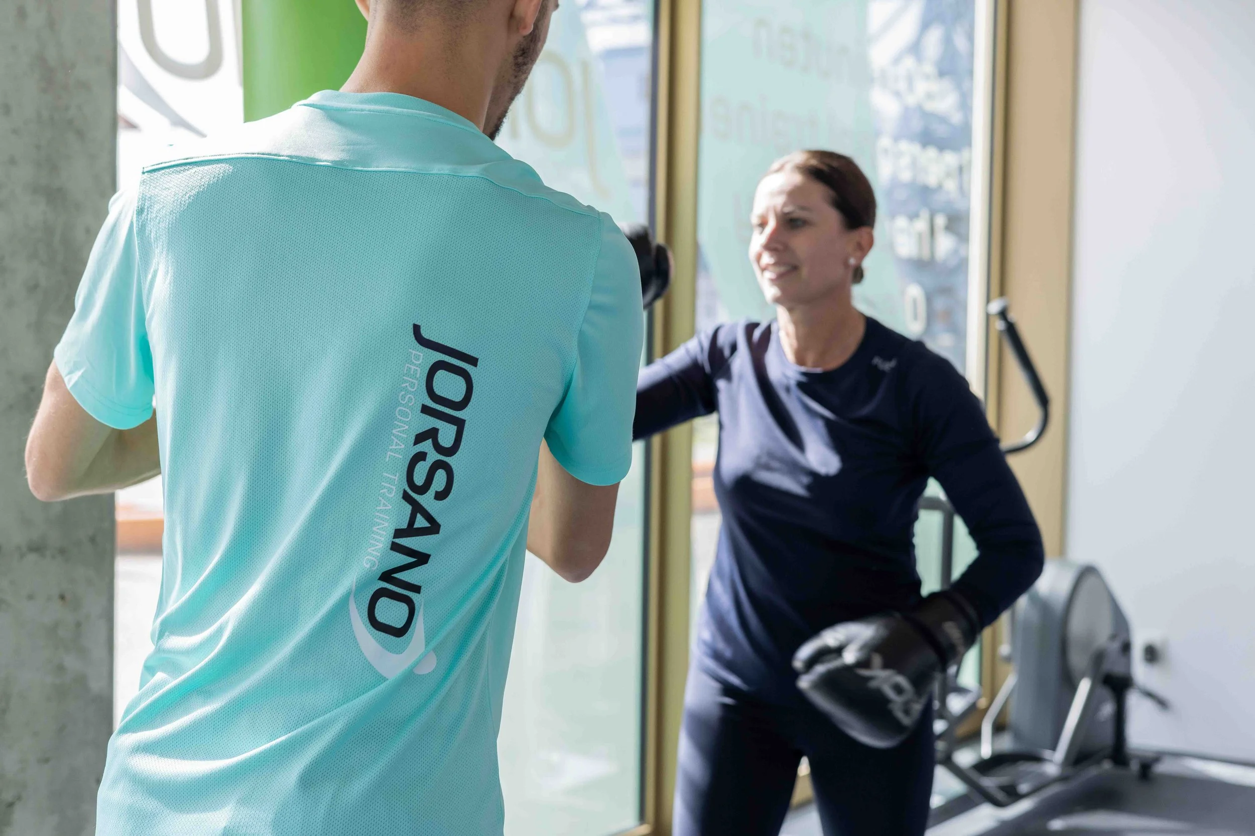 Personal coach van Jorsano in rustige pose in fitnessomgeving