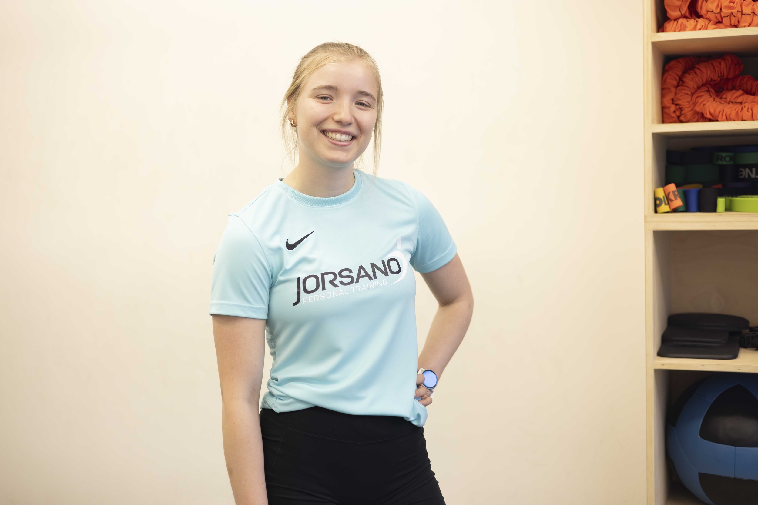 Professionele portretfoto van personal trainer met sportieve uitstraling