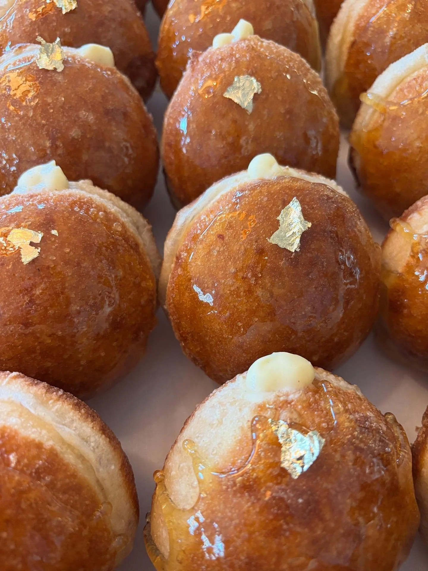 The star of the show at today&rsquo;s pop up @hideawaymaine with @oldwharfsupplyco were these beauties - long fermented, organic grain, sourdough cr&egrave;me br&ucirc;l&eacute;e bomboloni/doughnuts. Filled with a delicious vanilla bean cr&egrave;me 