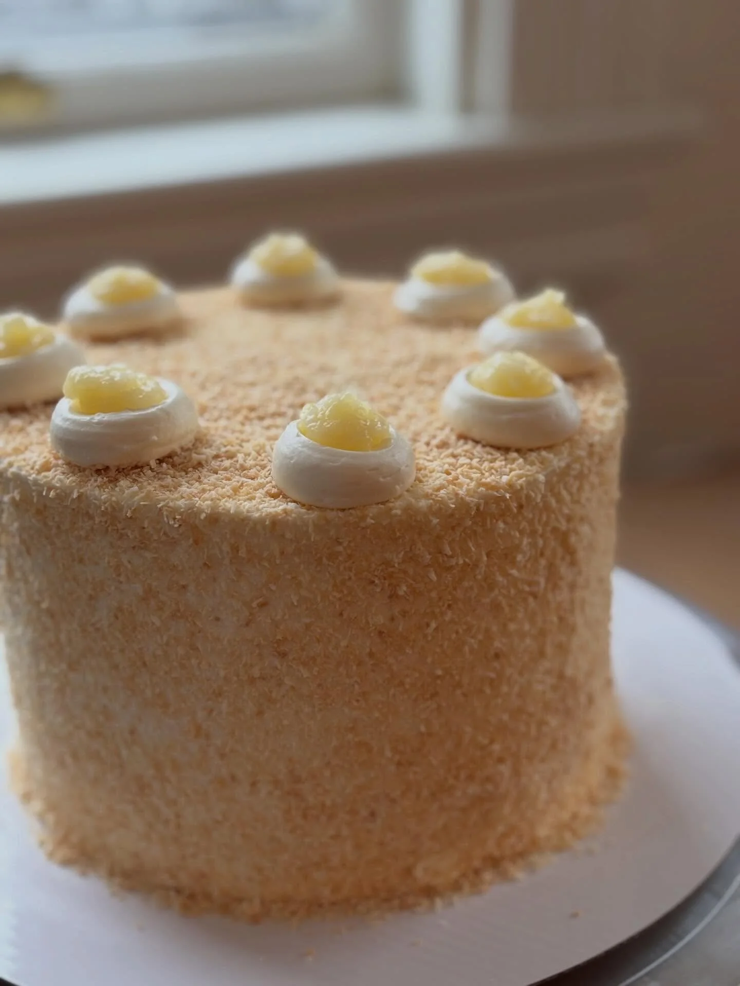 Pi&ntilde;a colada island vibes on this snowy Maine day.

Long fermented, organic grain, sourdough sponge cake with a pineapple filling, vanilla buttercream and toasted coconut.

Sail me away to someplace warm and sunny&hellip;

#sourdough #cake #sou