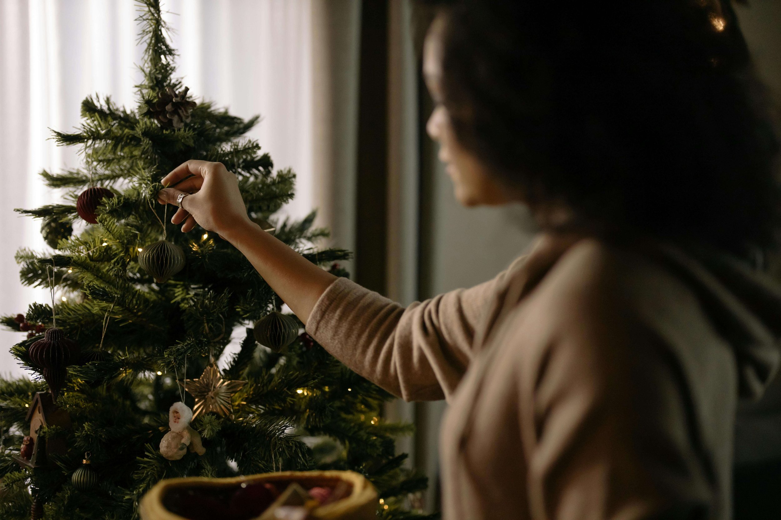 When “Home for the Holidays” Doesn’t Feel Safe: Mother Wound Therapy in Falls Church, VA for Adult Children of Critical Parents