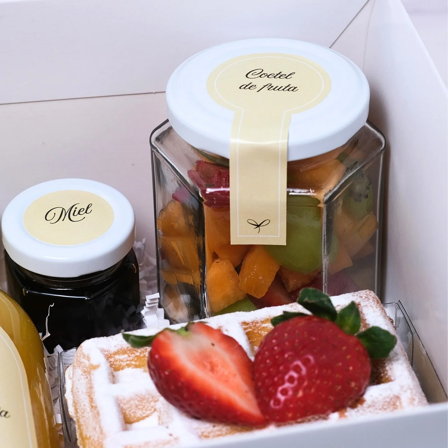 Comienza el d&iacute;a con un regalo lleno de encanto. Nuestros detalles est&aacute;n pensados para celebrar los momentos m&aacute;s especiales con amor, calidez y creatividad. ☀️

▫️ Visita nuestra tienda en l&iacute;nea o escr&iacute;benos por What