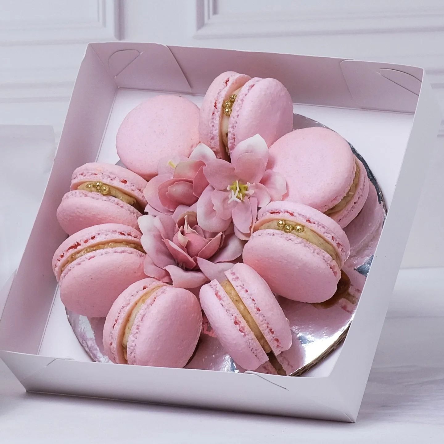 Una creaci&oacute;n &uacute;nica y delicada. Esta corona de ocho macarrones est&aacute; decorada con flores artificiales en tonos rosas, logrando un detalle elegante, tierno y perfecto para regalar. 💓

▫️ Visita nuestra tienda en l&iacute;nea o escr