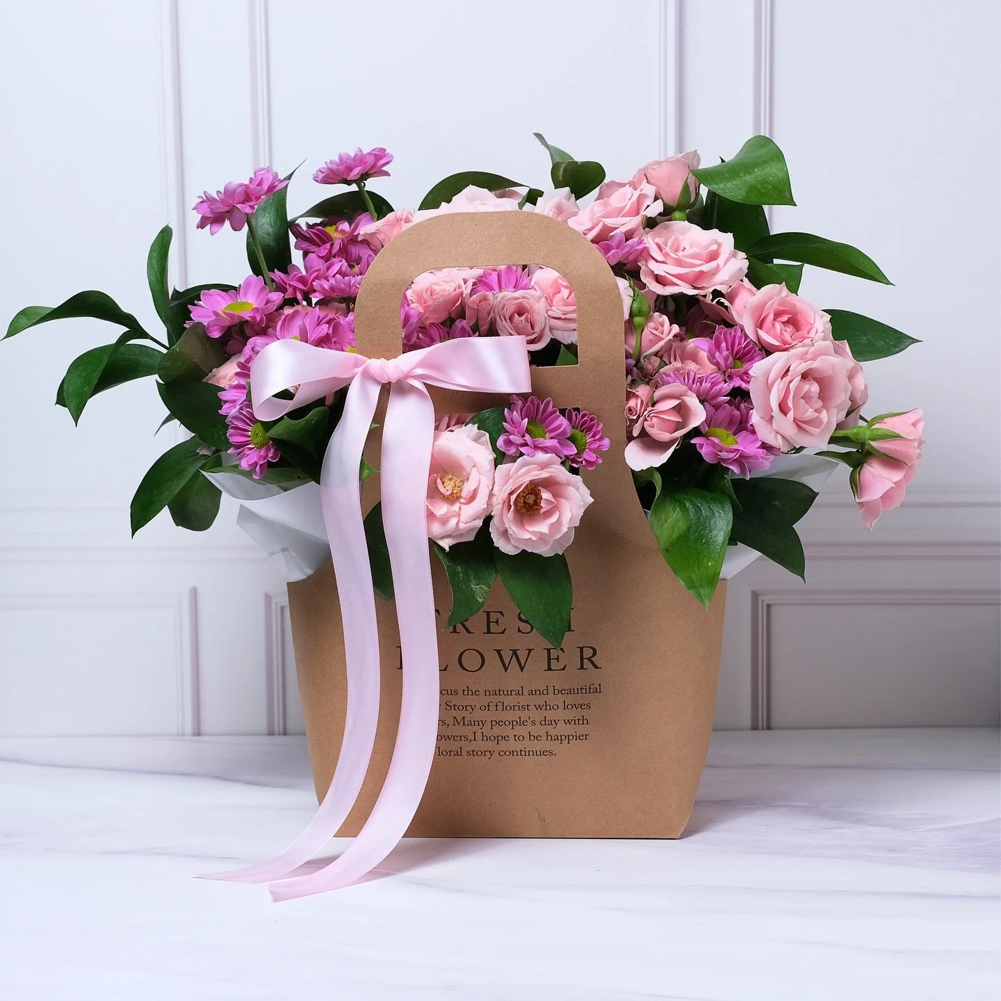 Un delicado suspiro de color y aroma. Cada flor ha sido elegida para transmitir amor y armon&iacute;a, creando un detalle que se siente tanto como se admira. 🌸
Dise&ntilde;o exclusivo realizado por @flordeamor_mx. 

▫️ Visita nuestra tienda en l&iac