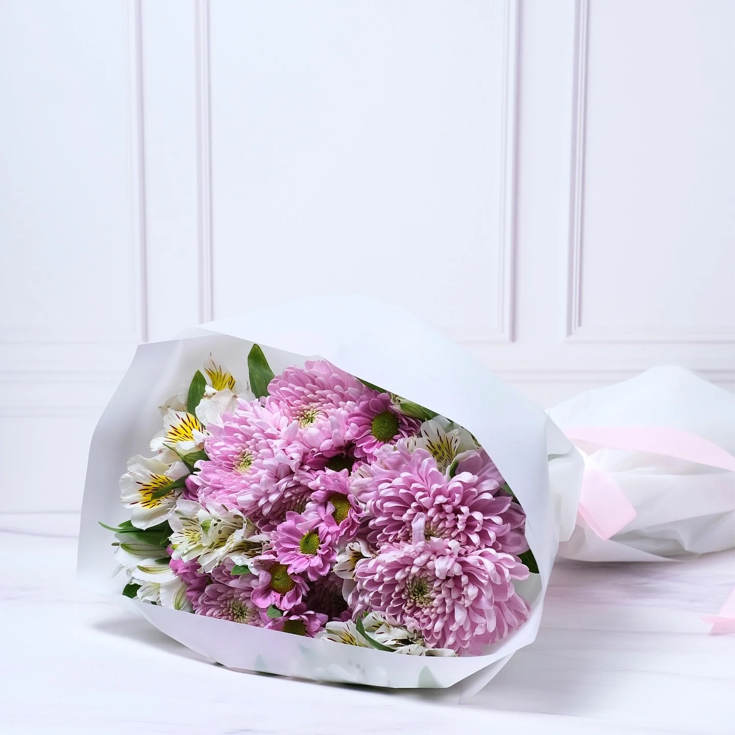 Un detalle que combina elegancia y dulzura. Este ramo, en delicadas tonalidades rosas, irradia armon&iacute;a y encanto, creando una composici&oacute;n visual que enamora a primera vista. 🌸
Dise&ntilde;o exclusivo realizado por @flordeamor_mx. 

▫️ 