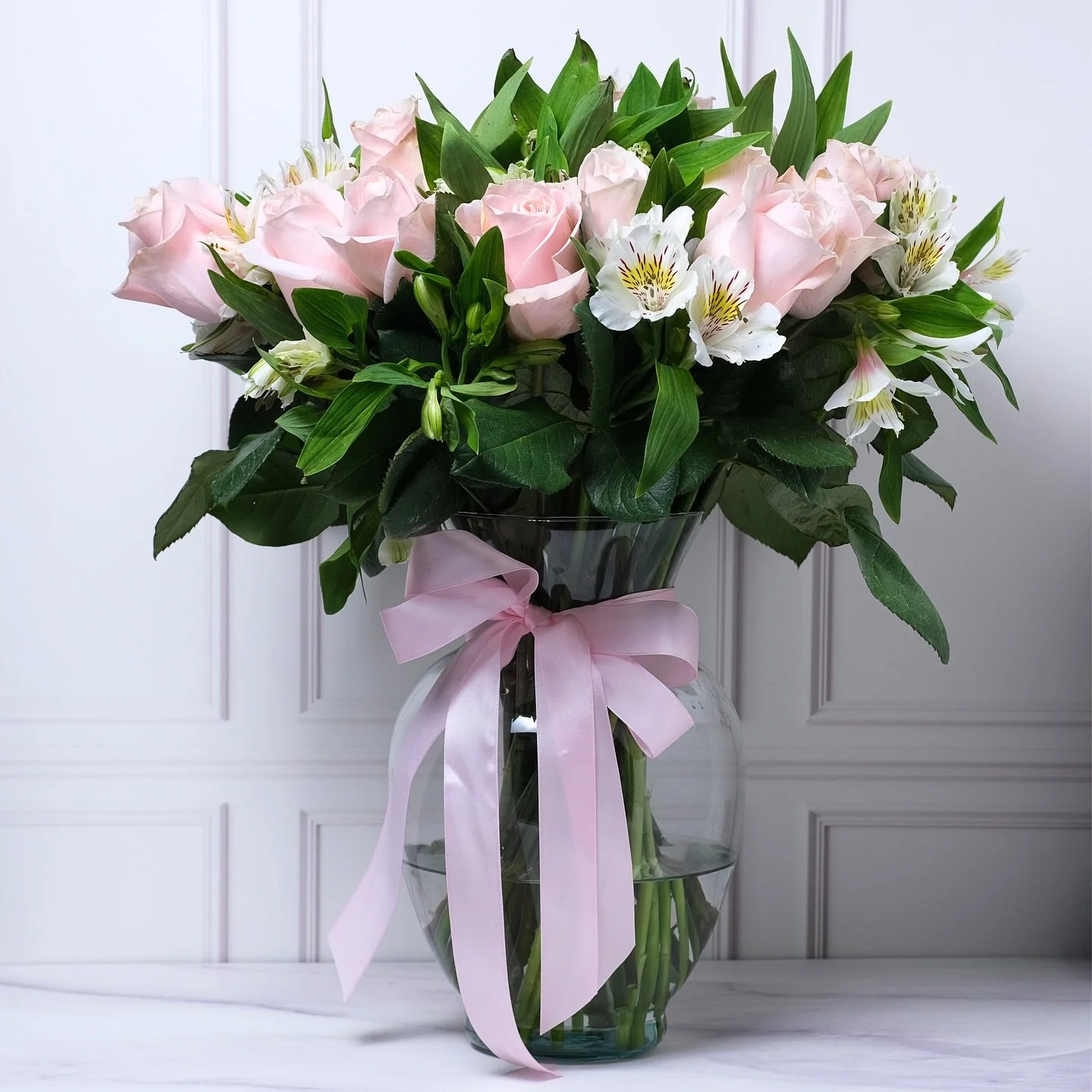 Flores que hablan con dulzura. Cada una es una caricia visual que transforma cualquier espacio en un rinc&oacute;n lleno de calidez y amor. 🌸
Dise&ntilde;o exclusivo realizado por @flordeamor_mx. 

▫️ Visita nuestra tienda en l&iacute;nea o escr&iac