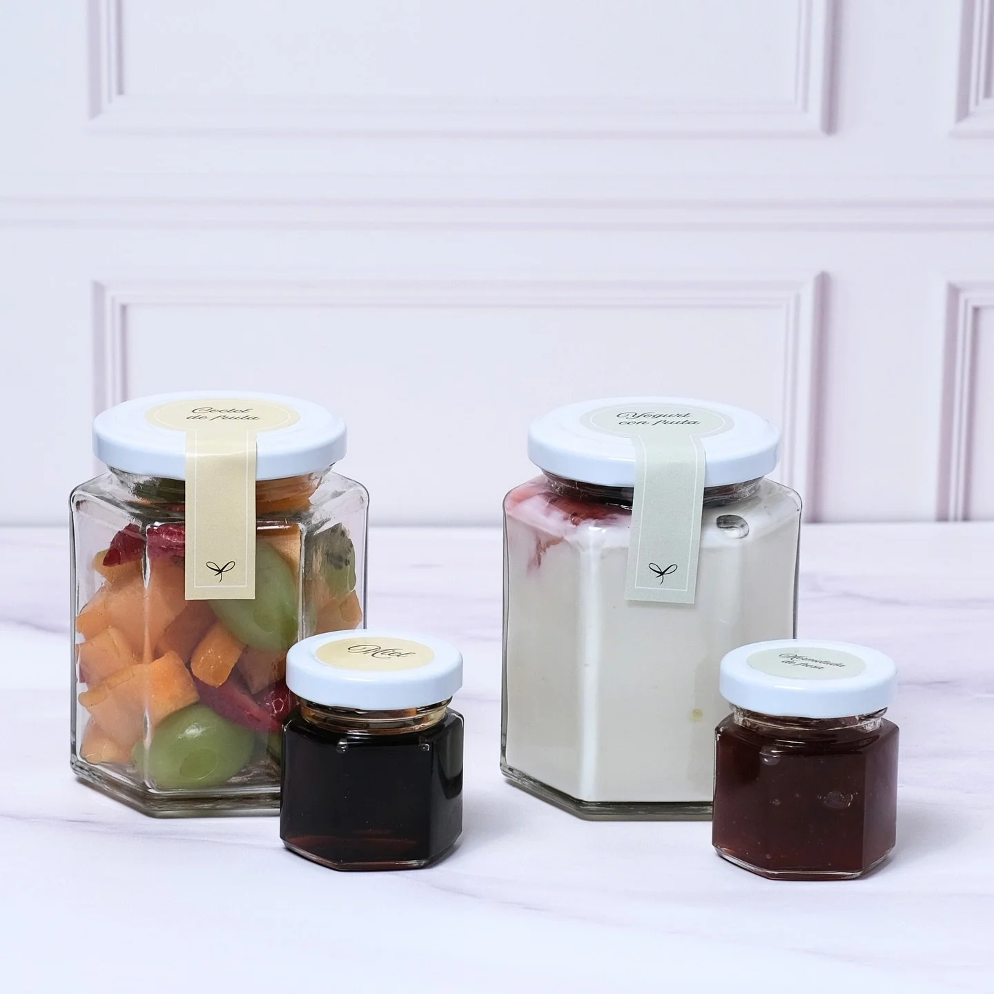 Comienza el d&iacute;a con un regalo lleno de encanto. Nuestros detalles est&aacute;n pensados para celebrar los momentos m&aacute;s especiales con amor, calidez y creatividad. ☀️

▫️ Visita nuestra tienda en l&iacute;nea o escr&iacute;benos por What