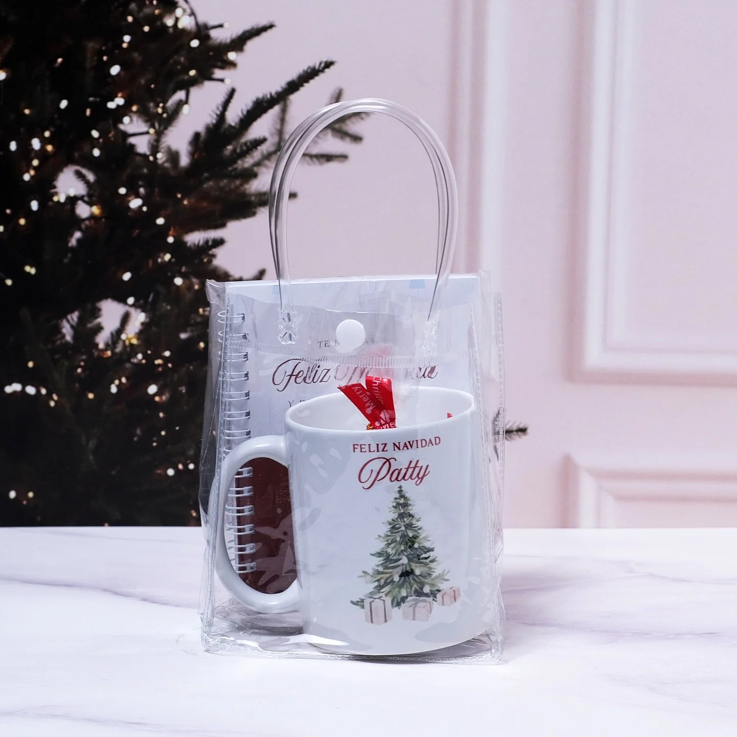 Celebra el verdadero esp&iacute;ritu de la Navidad con este kit de taza rellena de bombones y libreta. 💫

▫️ Visita nuestra tienda en l&iacute;nea o escr&iacute;benos por WhatsApp y conoce nuestra colecci&oacute;n completa. Accede f&aacute;cilmente 