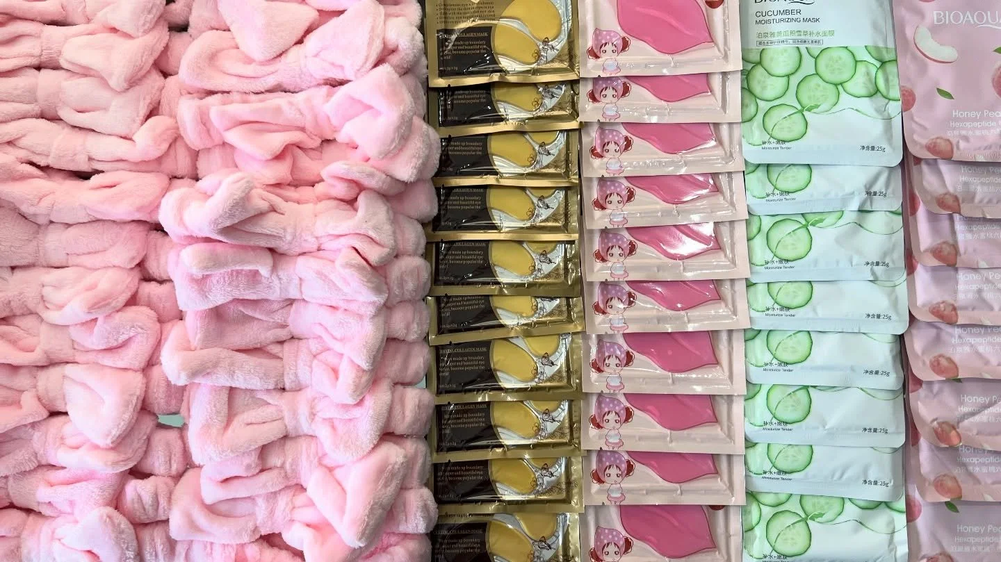 &iexcl;200 cajitas de skincare! 💓 

Tiene un costo $120 hasta el 30 de noviembre. A partir del 1&deg; de diciembre volver&aacute; a su precio regular de $140.

Caja hexagonal larga con mo&ntilde;o, incluye dos mascarillas faciales (pepino y durazno)