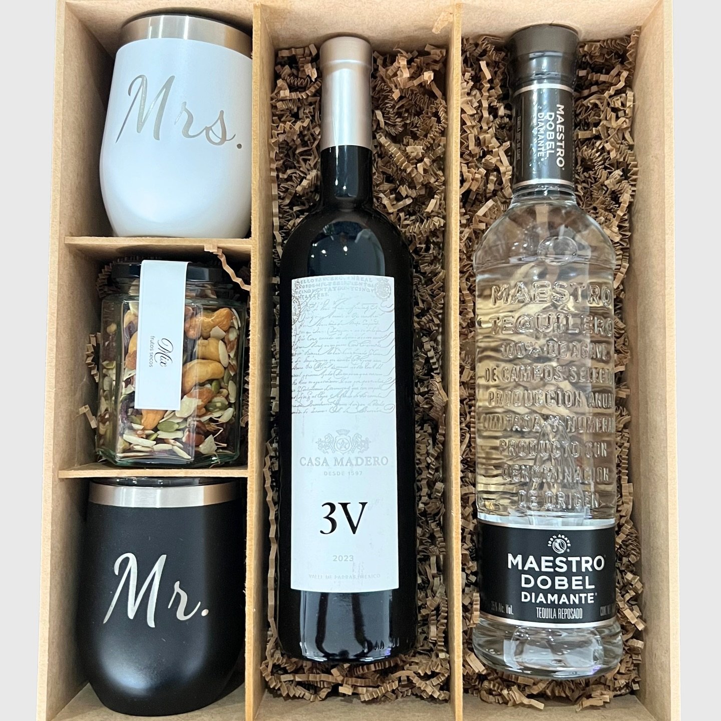 Nuestros regalos de la L&iacute;nea Premium se presentan en una elegante caja con mo&ntilde;o decorativo y tarjeta personalizada. Contiene dos botellas acompa&ntilde;adas de snack a elegir y dos termos personalizados, creando un obsequio sofisticado 