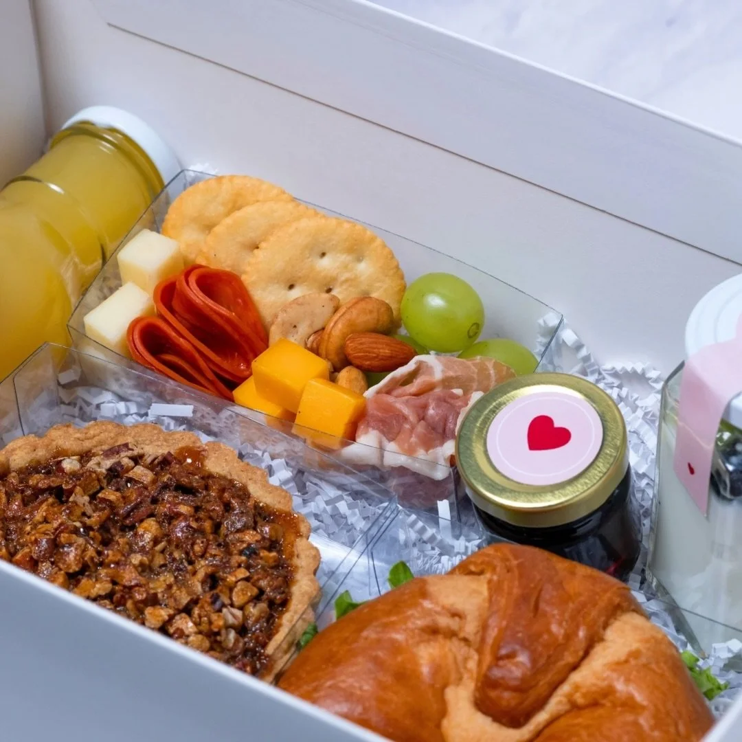 Regala un amanecer lleno de amor. ❤️ En nuestros desayunos de San Valent&iacute;n, cada detalle est&aacute; pensado para enamorar: sabores irresistibles, una presentaci&oacute;n cuidada y ese toque Lovely Gift que convierte cada ma&ntilde;ana en un &