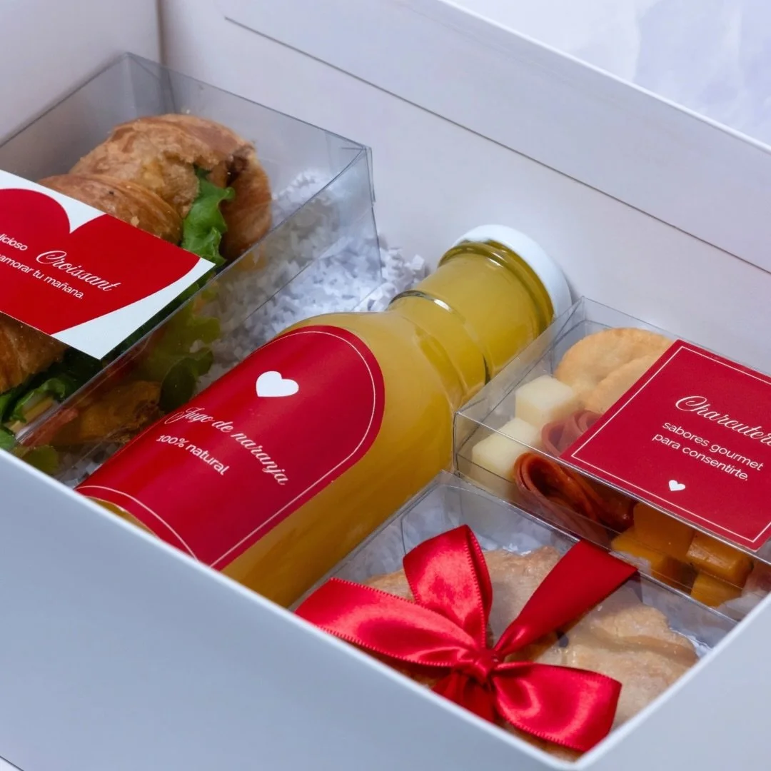 Sorprende este San Valent&iacute;n con un desayuno lleno de detalles que hablan por ti. 💕

▫️Visita nuestra tienda en l&iacute;nea o escr&iacute;benos por WhatsApp y conoce nuestra colecci&oacute;n completa. Accede f&aacute;cilmente desde el enlace 