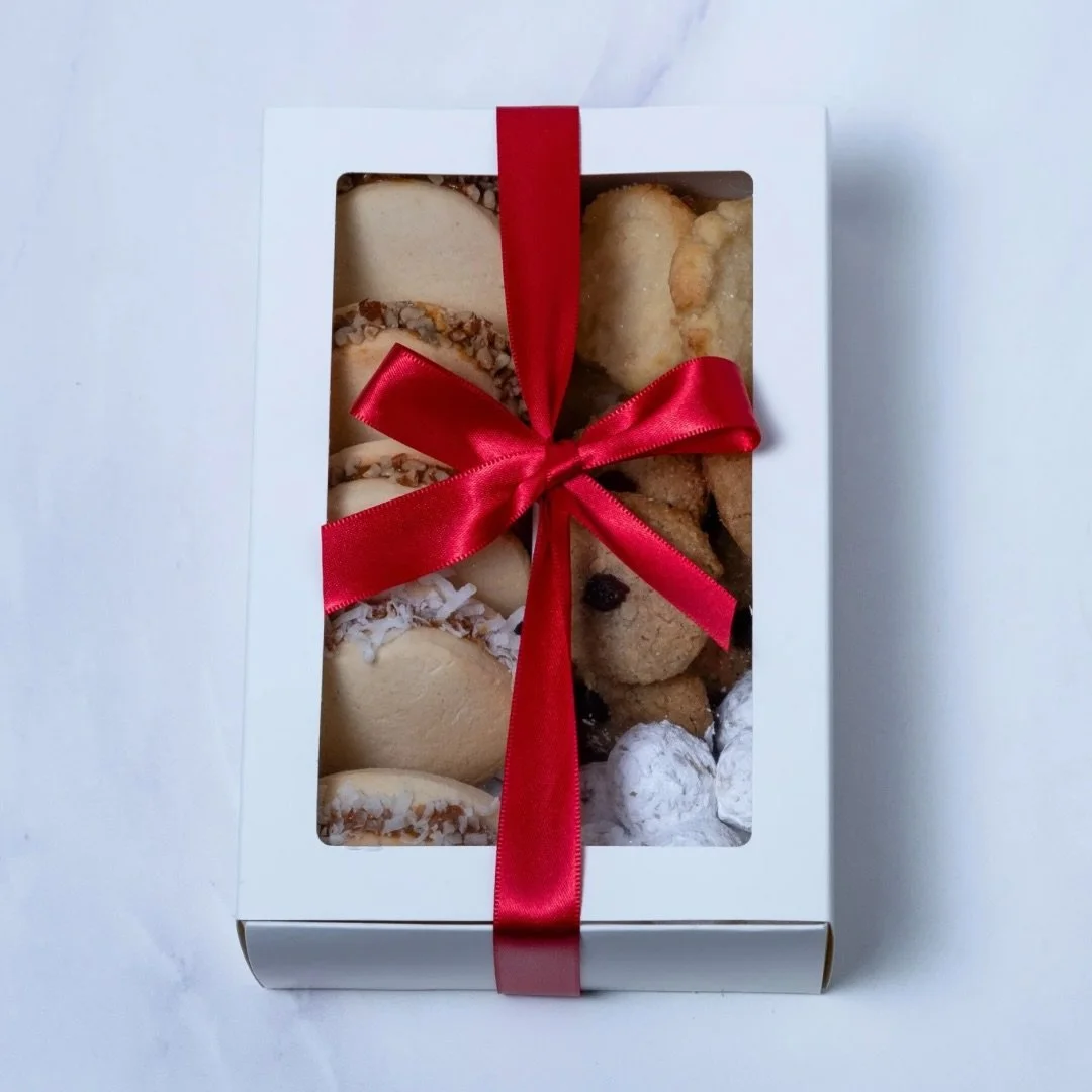 Este encantador set incluye una selecci&oacute;n de reposter&iacute;a gourmet cuidadosamente elegida. ❤️

▫️Visita nuestra tienda en l&iacute;nea o escr&iacute;benos por WhatsApp y conoce nuestra colecci&oacute;n completa. Accede f&aacute;cilmente de