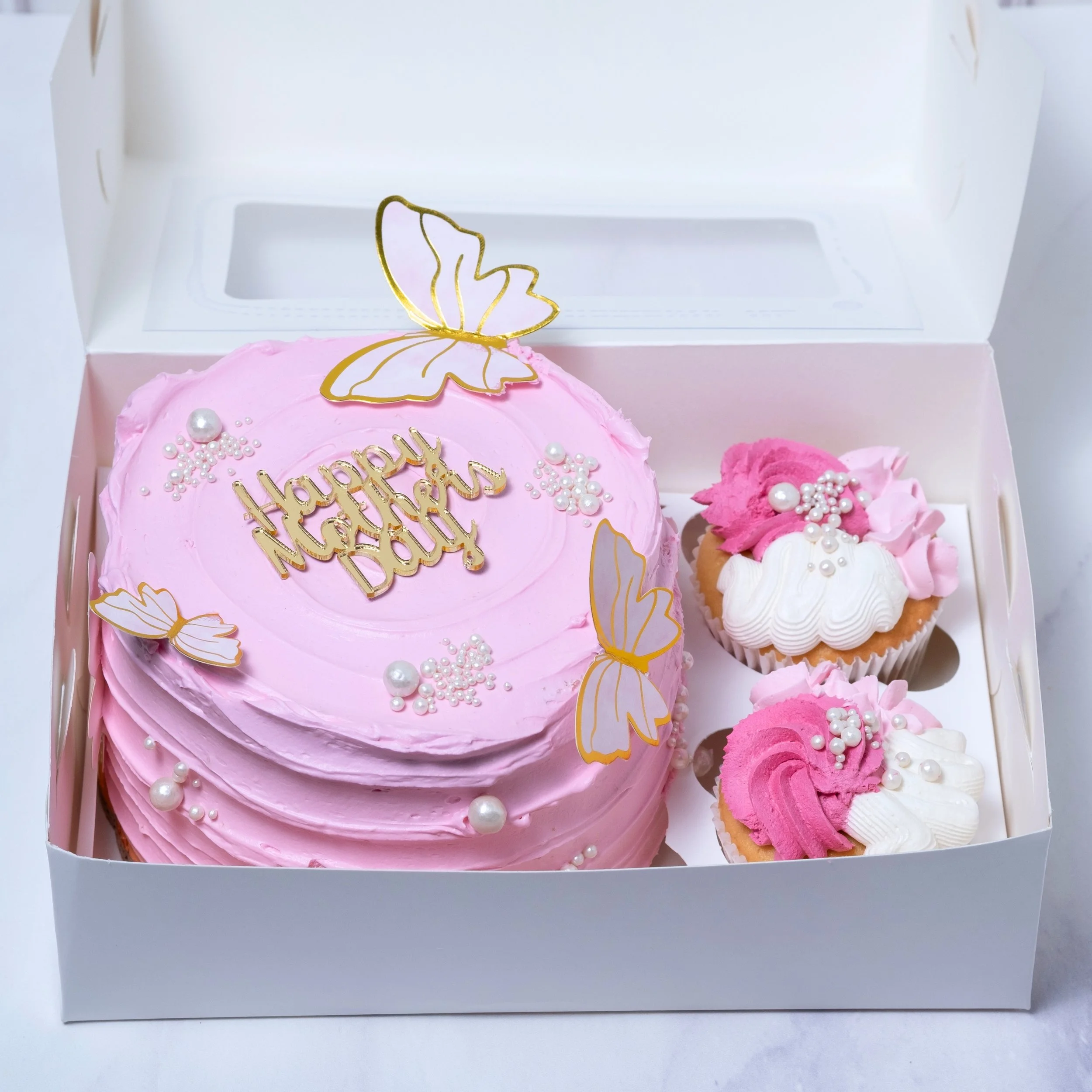 Pastel y 2 cupcakes