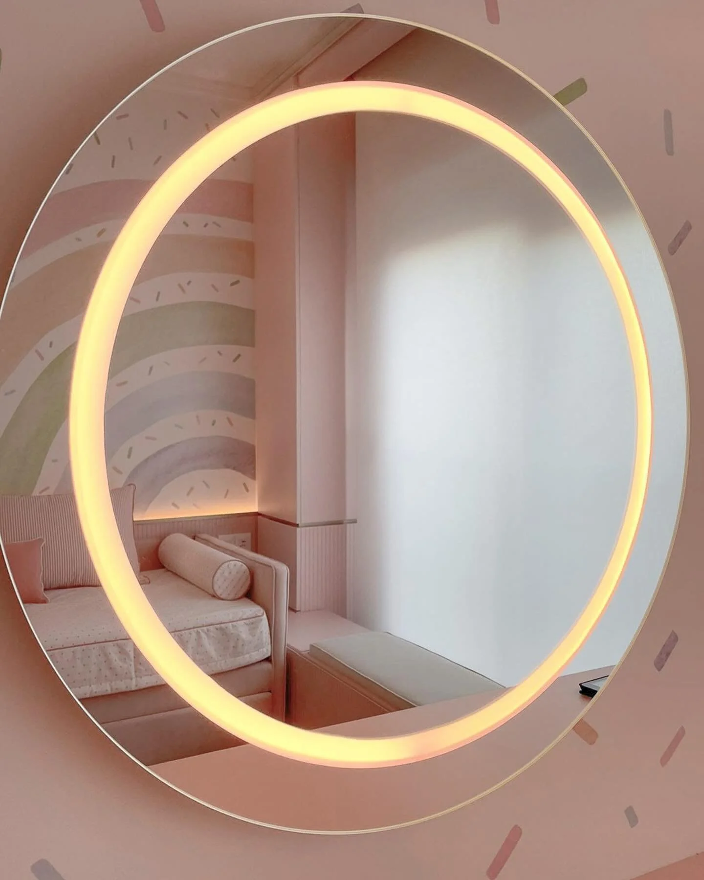 Para que o ambiente finalizado fique fiel ao projetado, a aten&ccedil;&atilde;o aos detalhes e harmonia entre as escolhas &eacute; essencial. 
Neste projeto, a escolha da roupa de cama, tons utilizados na arte das paredes e cor da marcenaria foram pe