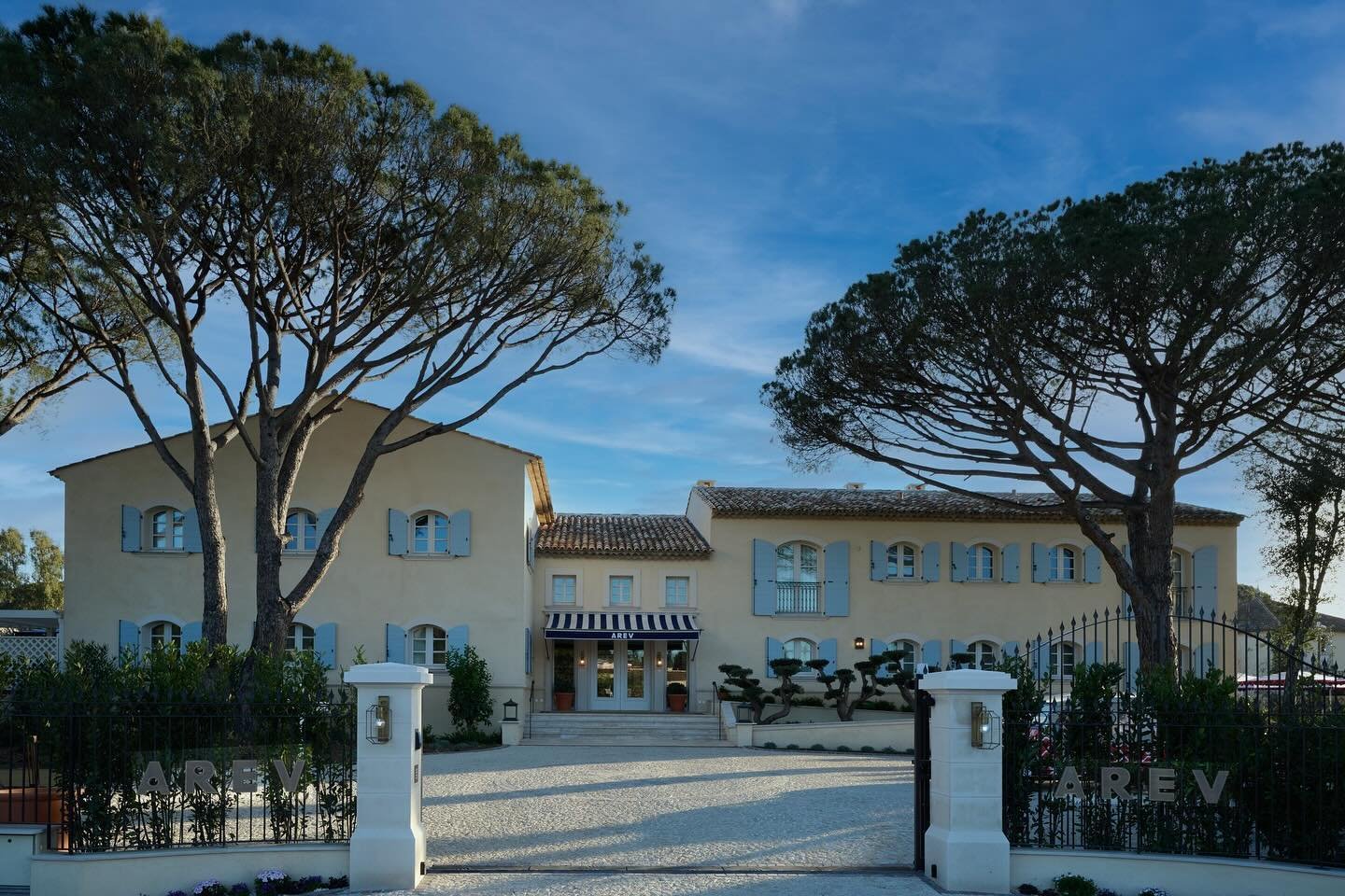 The French Riviera just got even better with @arev.sttropez ☀️

The new boutique hotel is hidden among gardens and century-old olive trees just five minutes from the town&rsquo;s downtown.

The property has 43 guest rooms and suites, as well as a vil